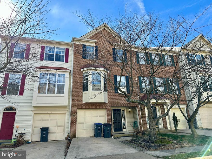 Gorgeous townhome in Herndon. Entry foyer and an open floor plan. Large country kitchen with gas cooking. Large bedrooms and lots of windows throughout to provide natural light. Large dining and living areas provide great entertaining spaces. The primary bedroom has a bath with a soaking tub. --------------------------------------------------------------------------------------------------------------------------------------------All Richey Property Management residents must enroll in and purchase a Resident Benefits Package which includes liability insurance, credit building to help boost the resident’s credit score with timely rent payments, up to $1M Identity Theft Protection, HVAC air filter delivery (for applicable properties), move-in concierge service making utility connection and home service setup a breeze during your move-in, our best-in-class resident rewards program, and much more! More details and options provided upon application.