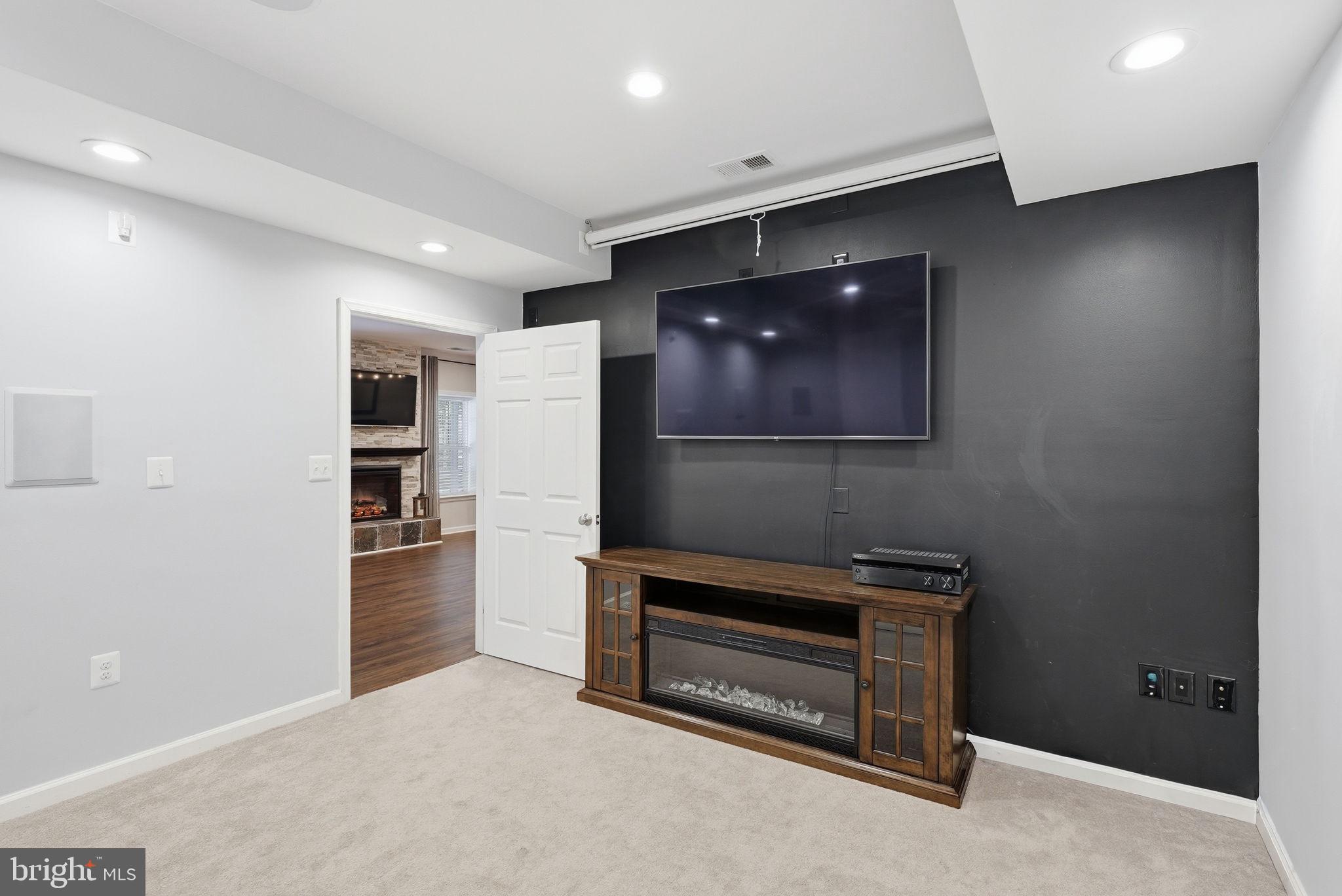 NEW DOMINION HUNT ESTATE - Residential