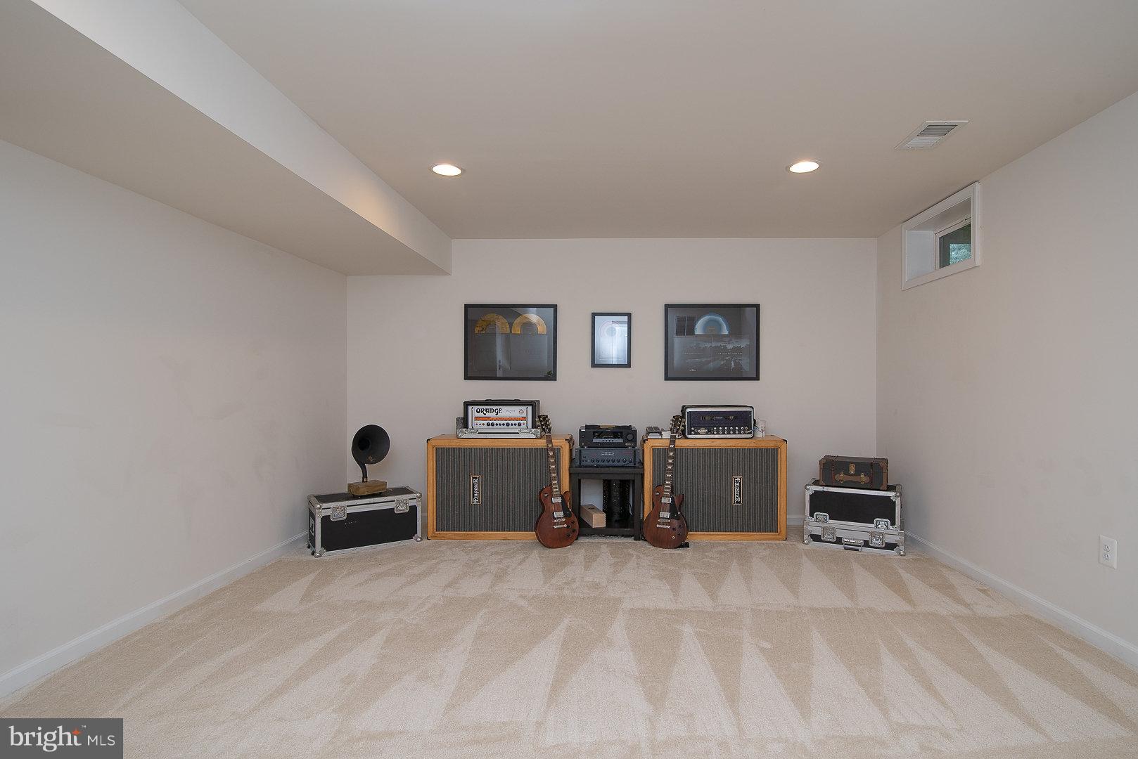 THREE FLAGS - Residential