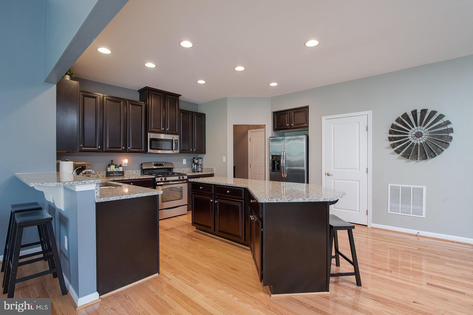 THREE FLAGS - Residential