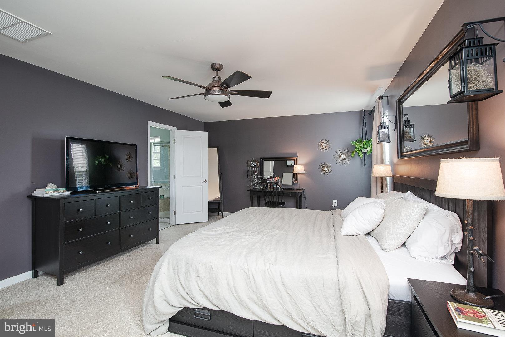 THREE FLAGS - Residential