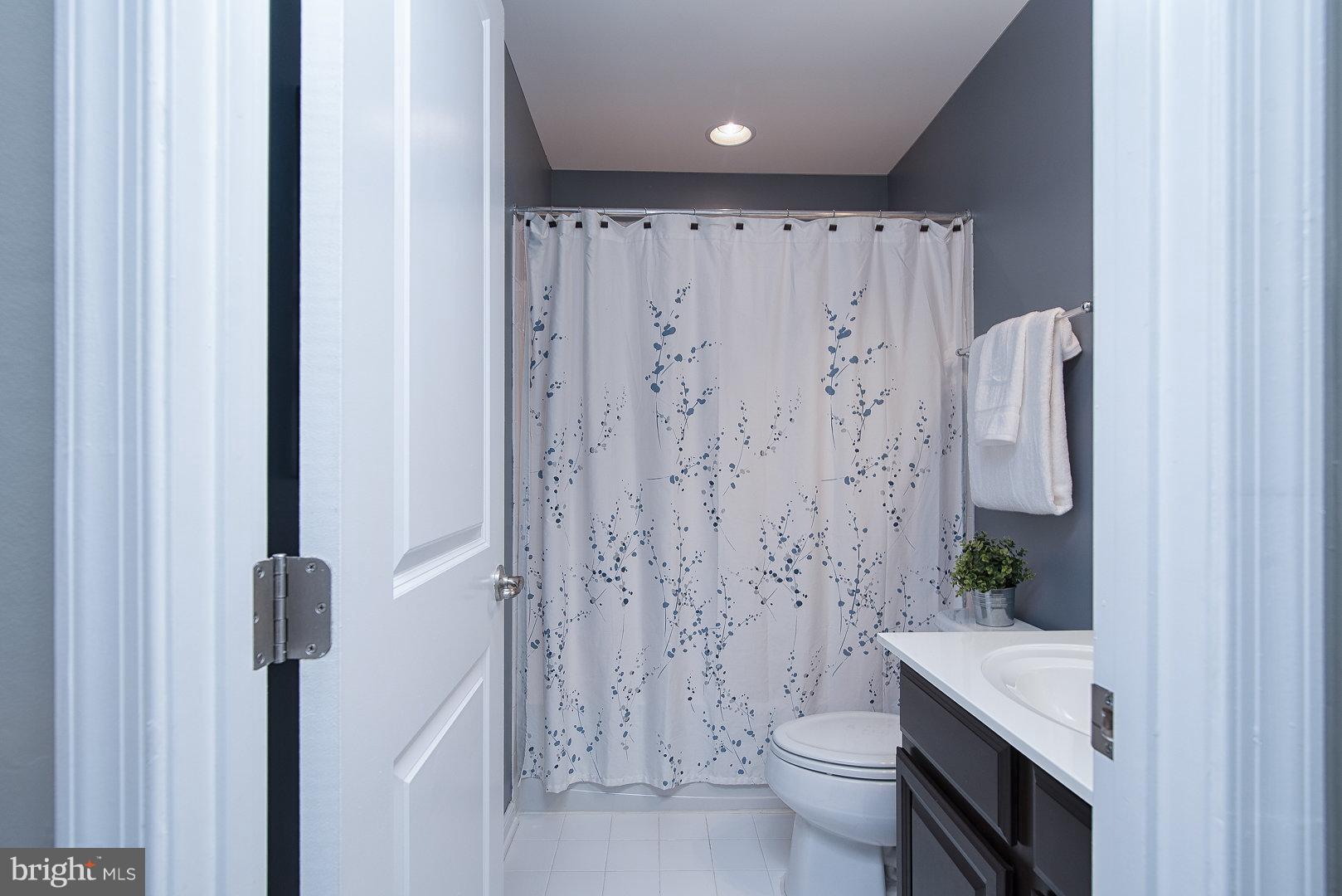 THREE FLAGS - Residential