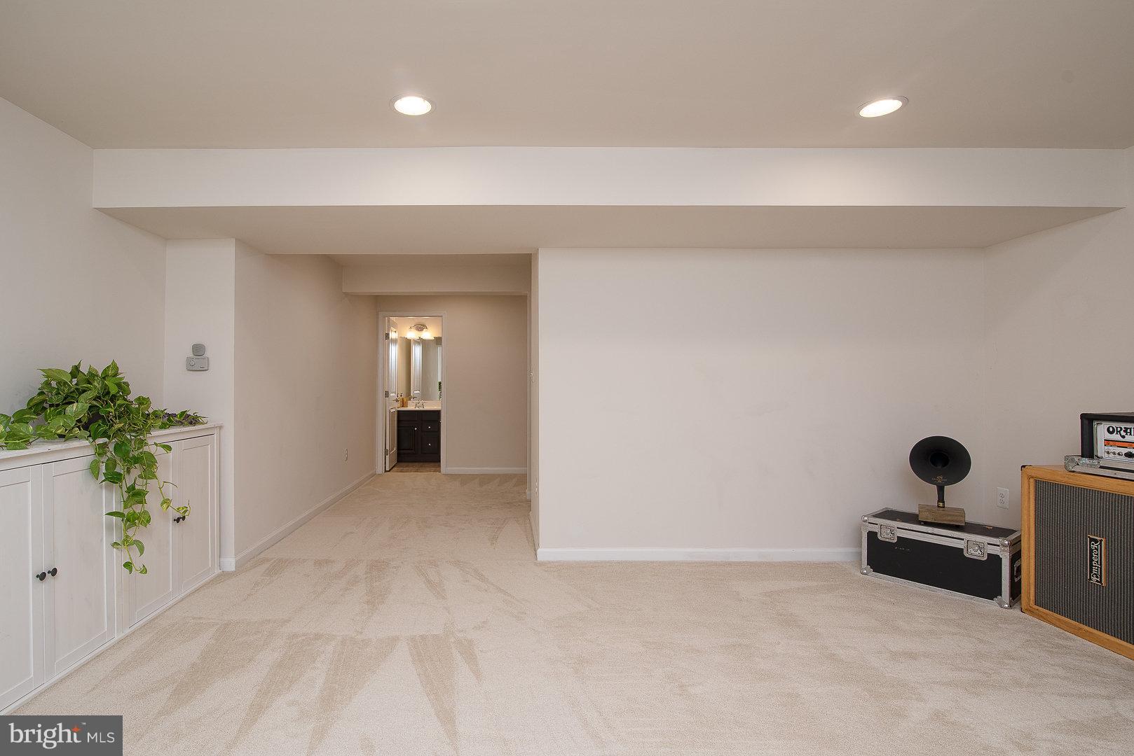 THREE FLAGS - Residential