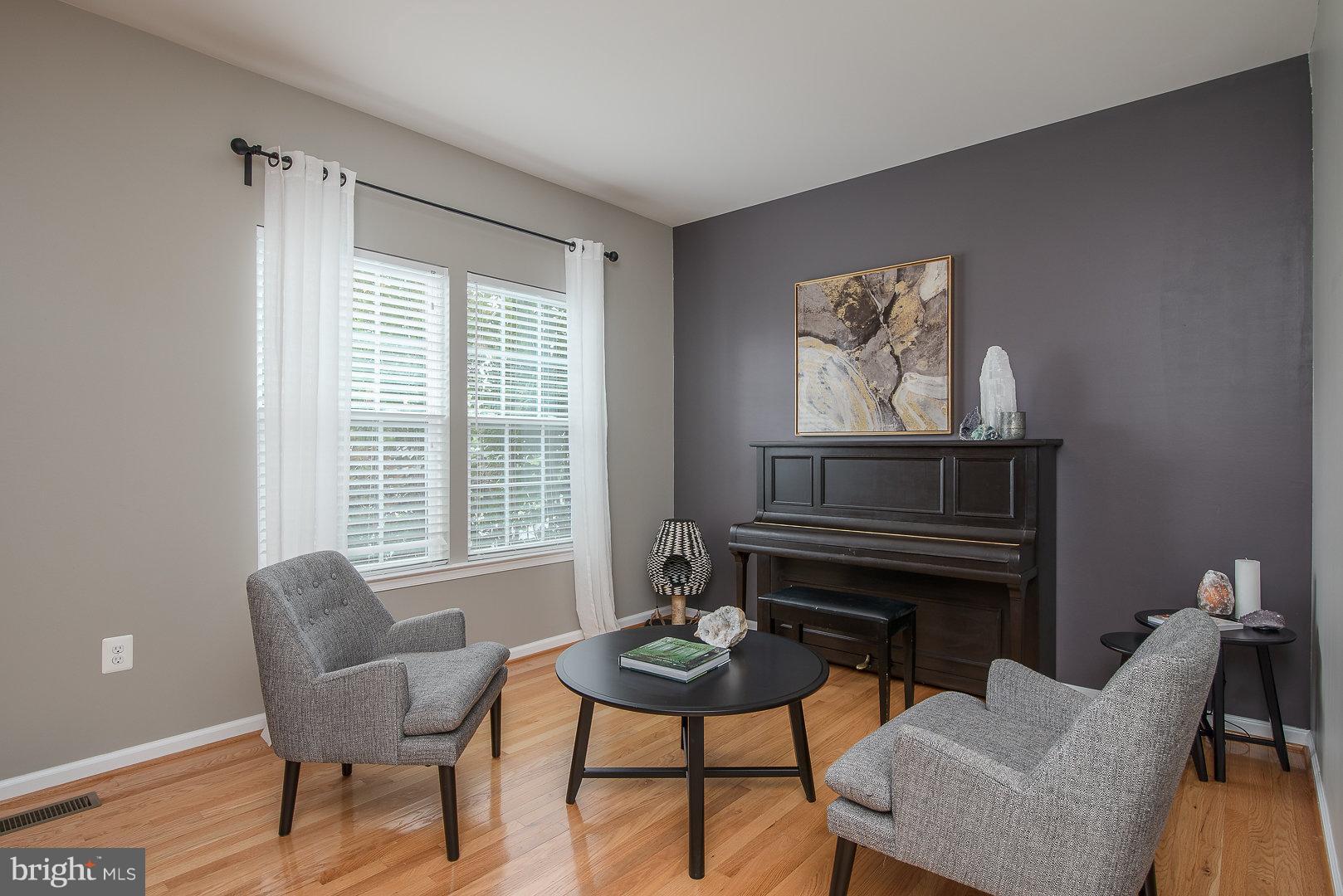 THREE FLAGS - Residential