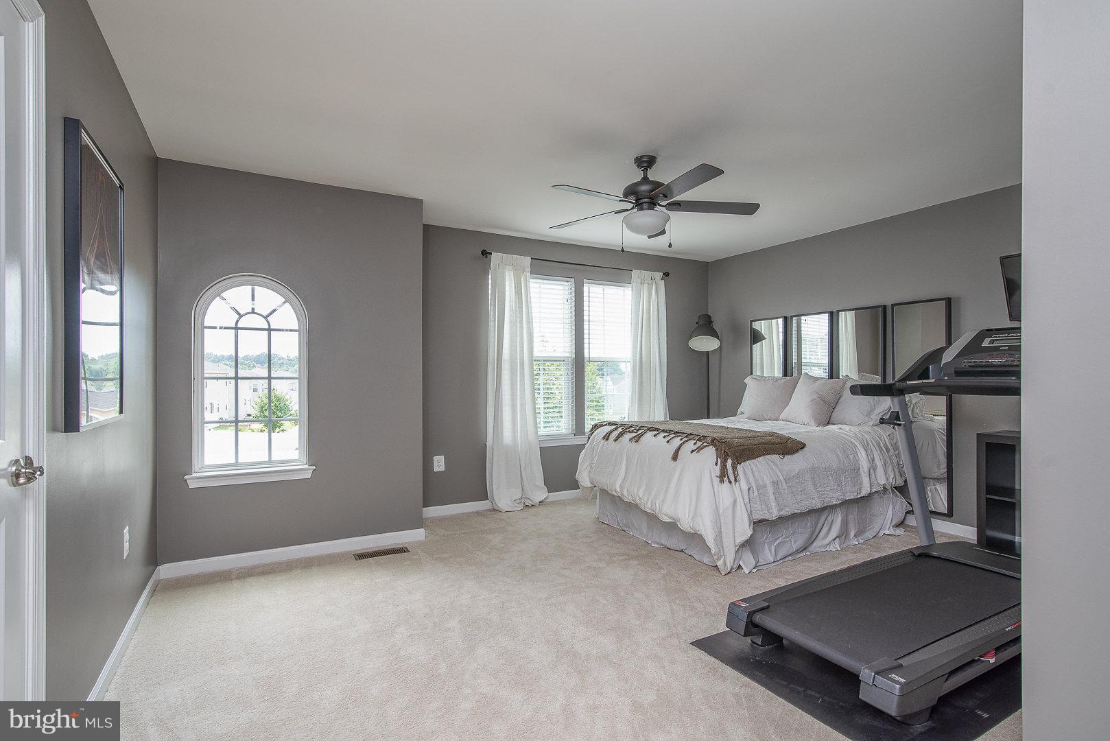 THREE FLAGS - Residential