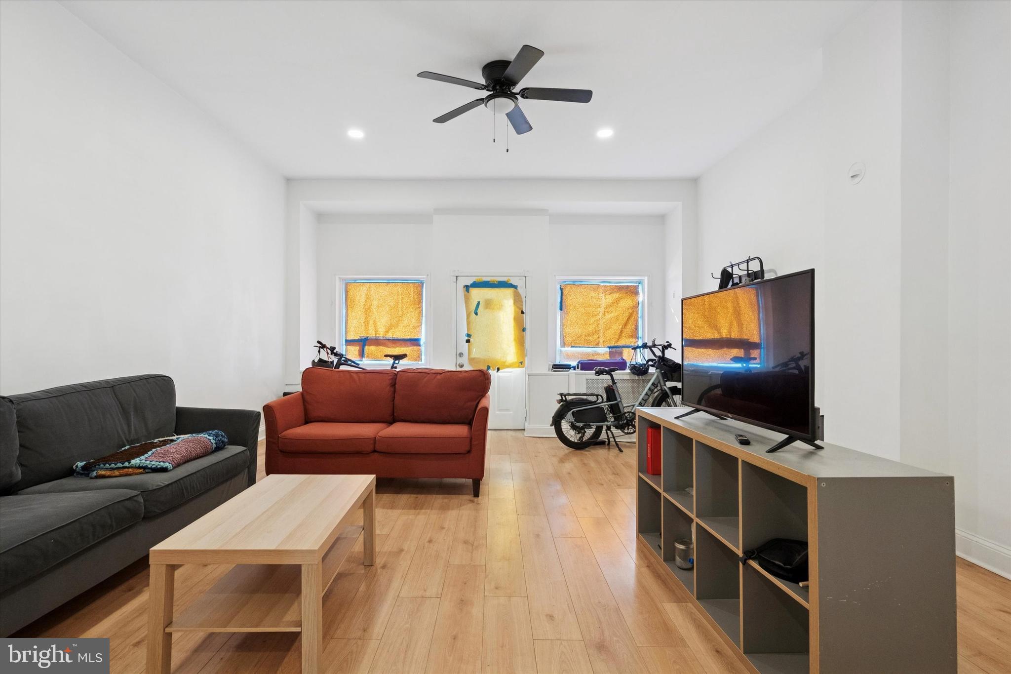 PORT RICHMOND - Commercial Sale