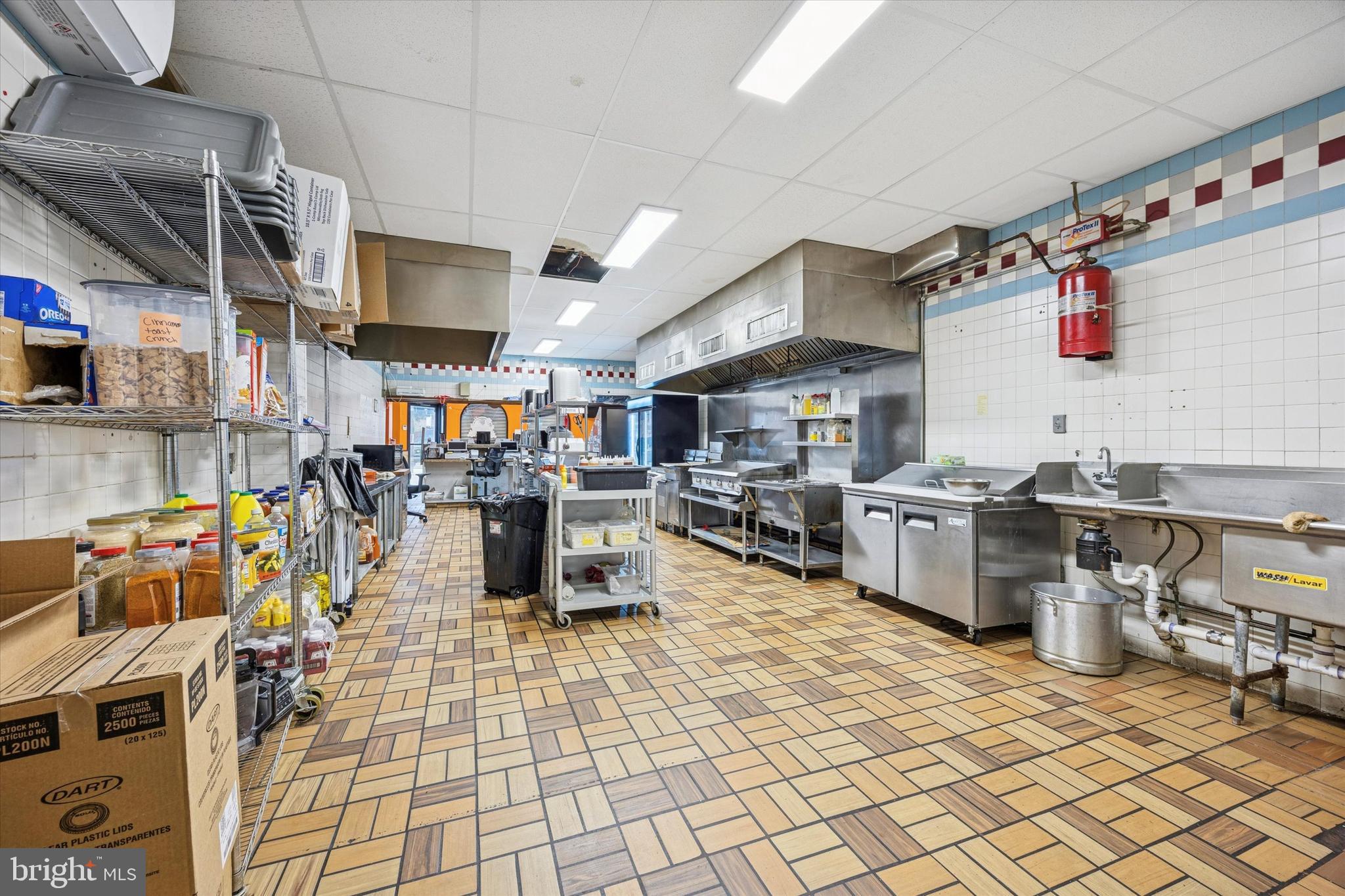 PORT RICHMOND - Commercial Sale