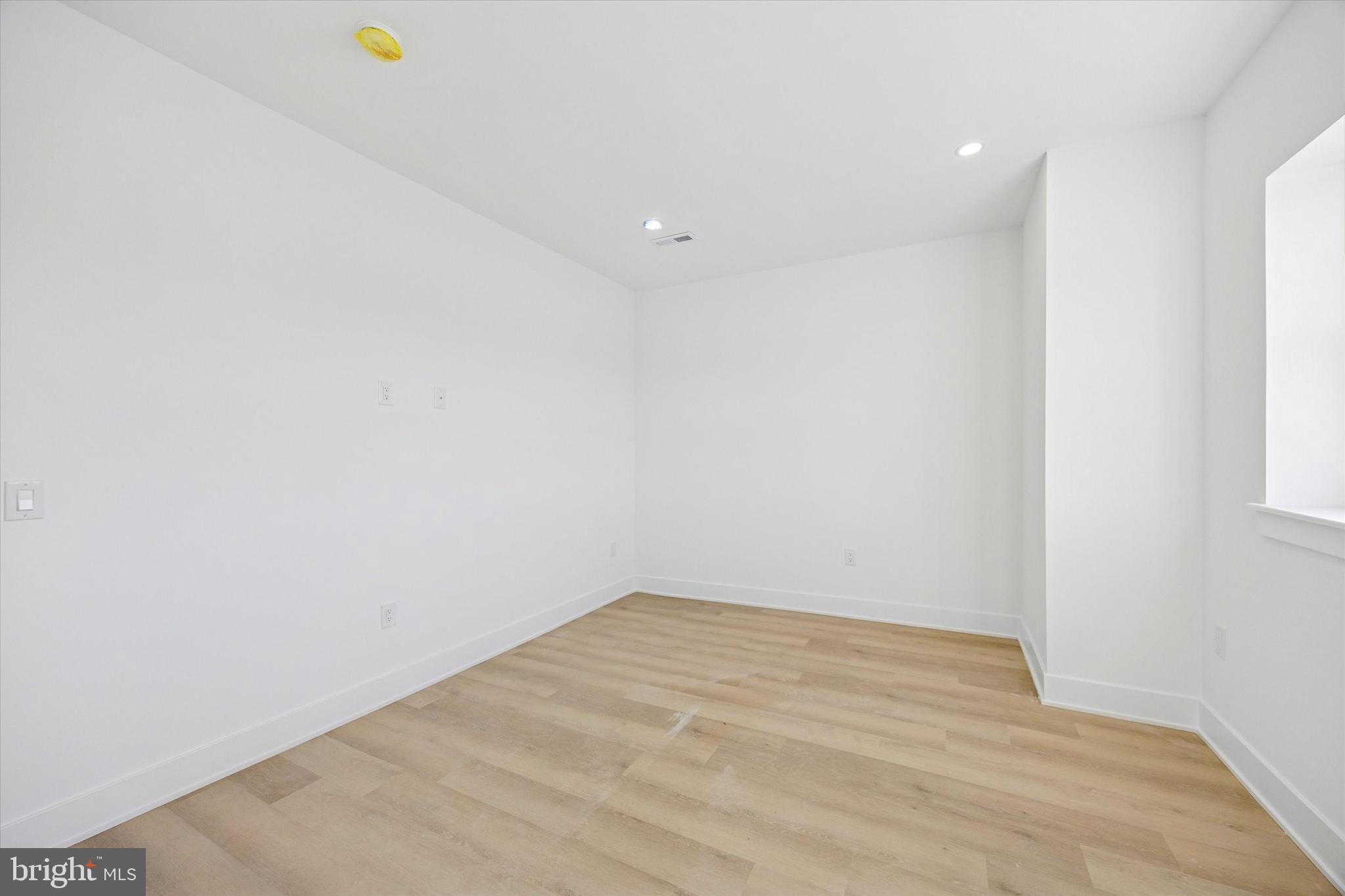 PORT RICHMOND - Commercial Sale