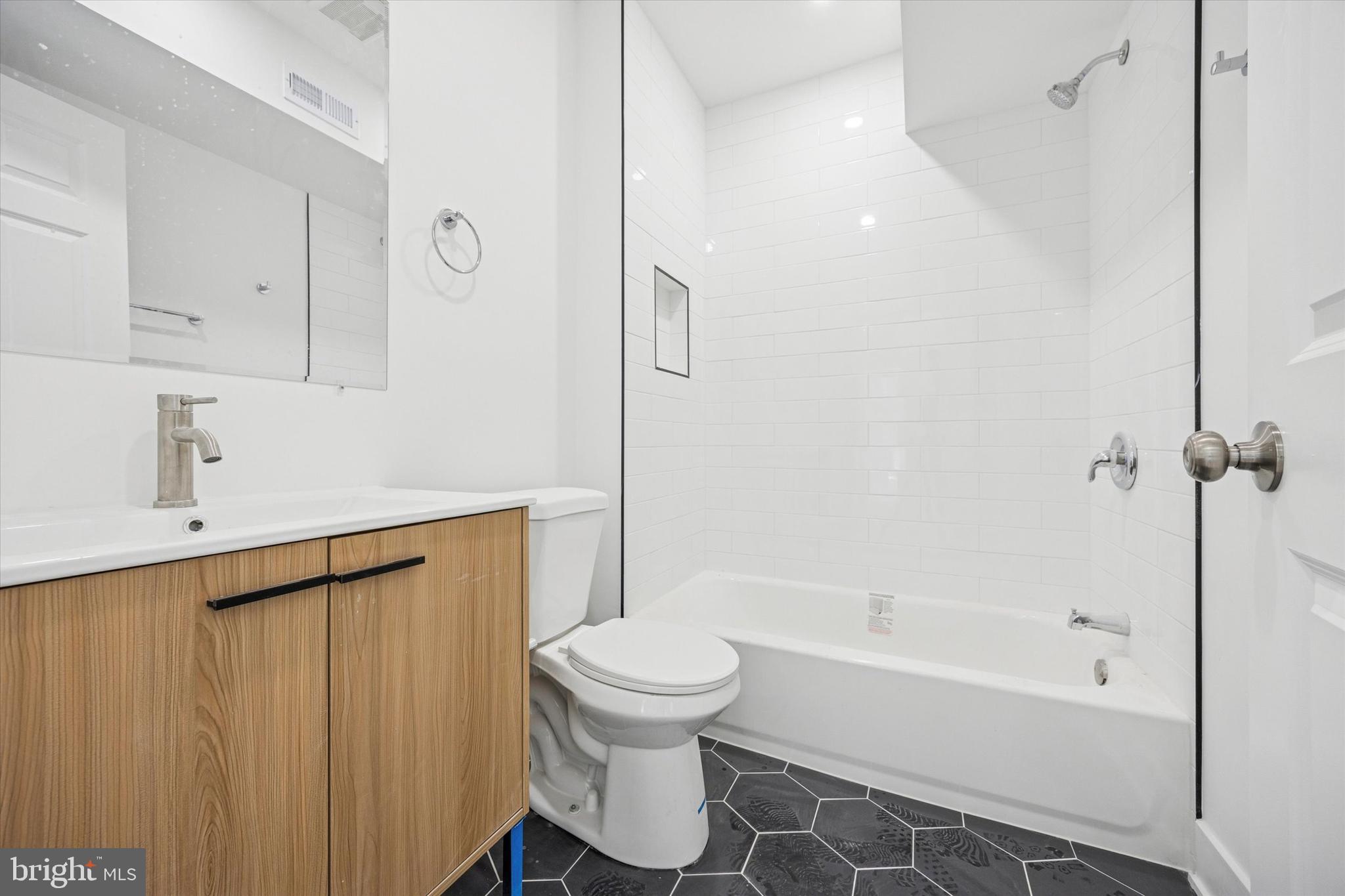 PORT RICHMOND - Commercial Sale