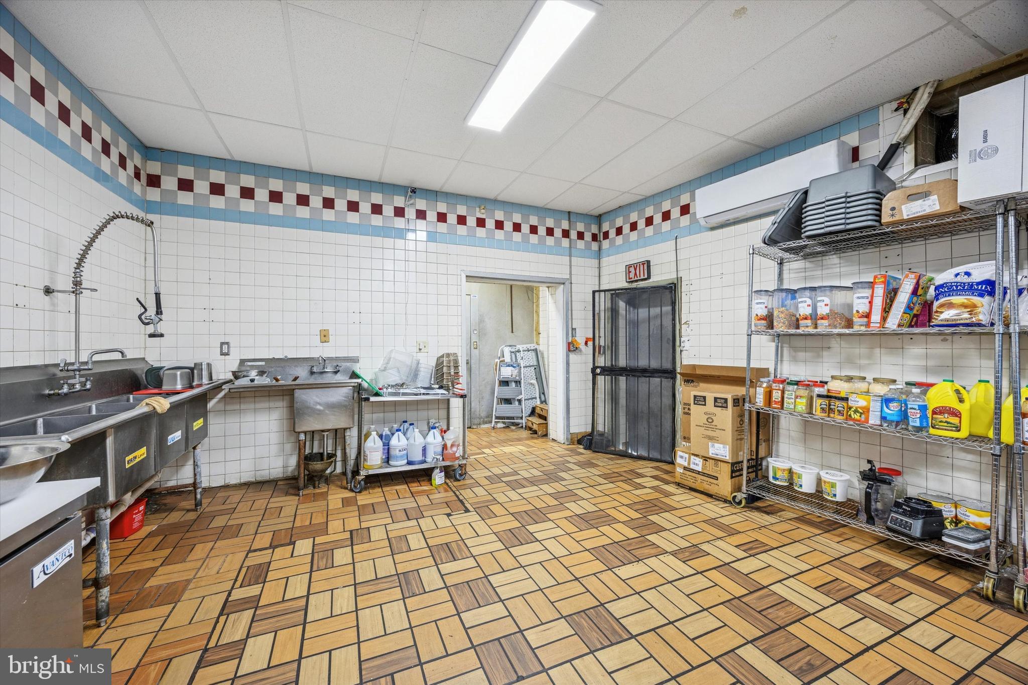 PORT RICHMOND - Commercial Sale