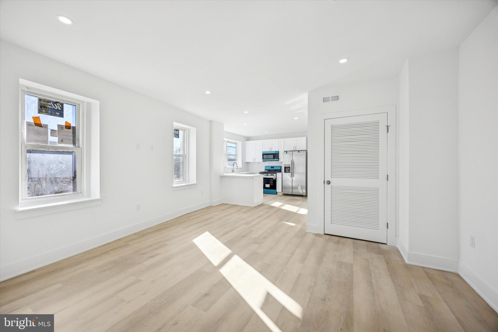 PORT RICHMOND - Commercial Sale