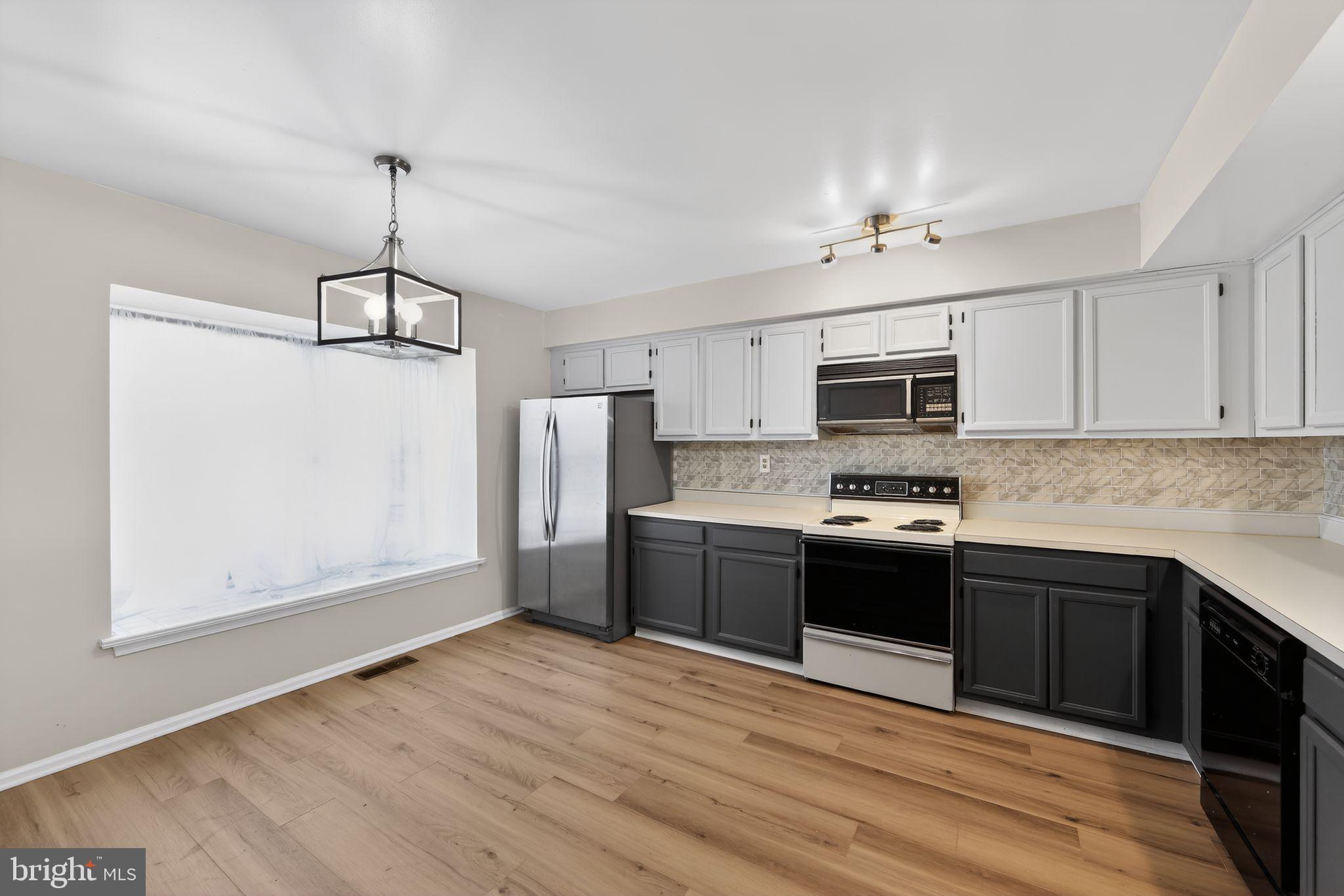 764 SHROPSHIRE DRIVE 11