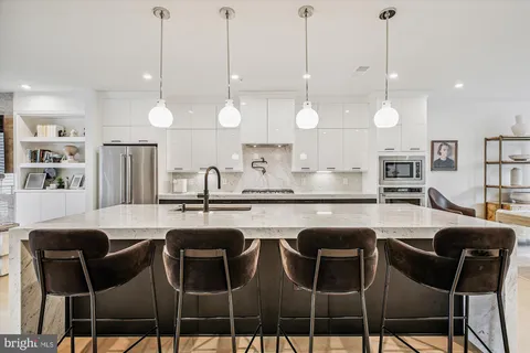 7585 Sawyer Farm Way Unit 904, McLean, VA MLS: VAFX2254374