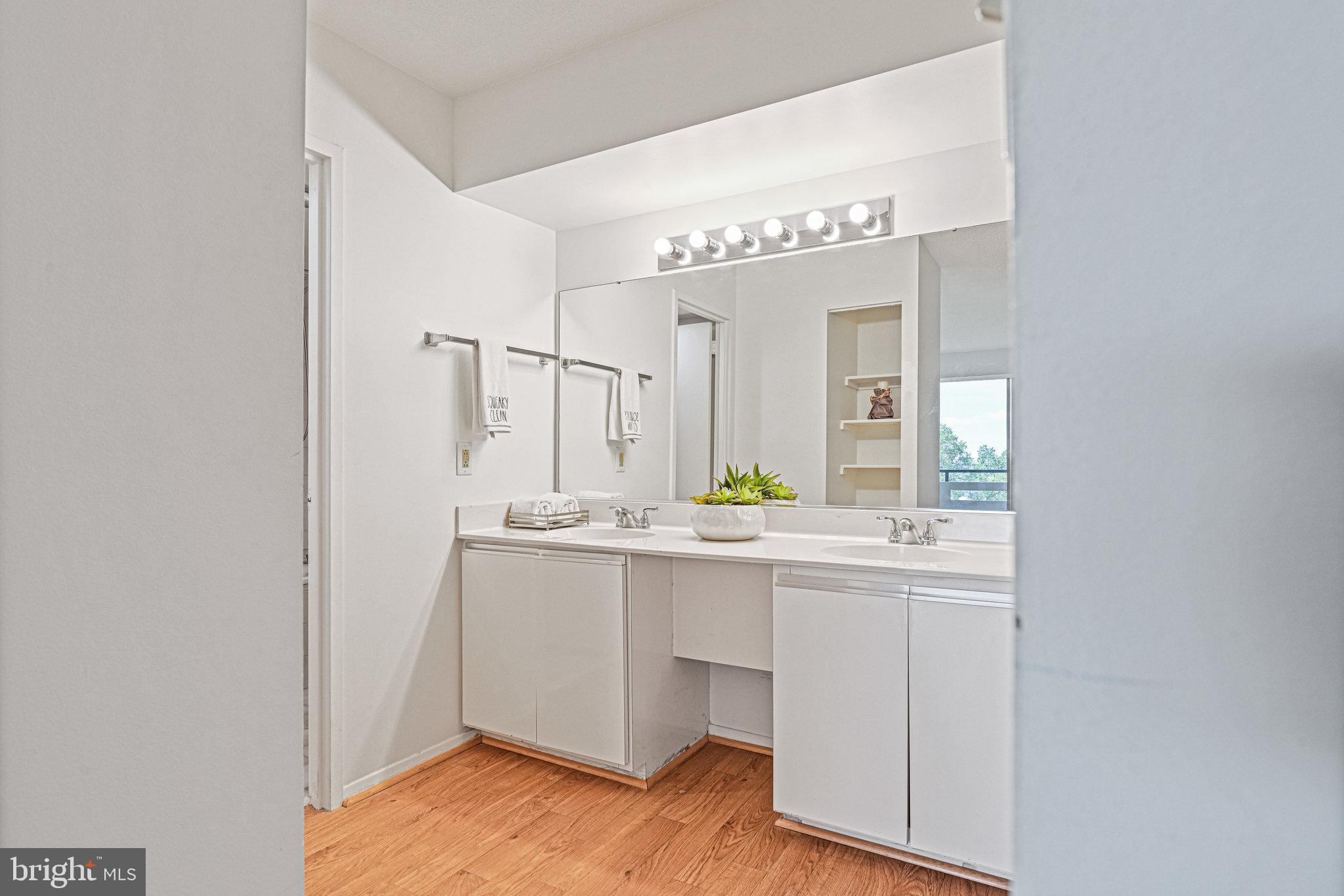 ENCORE OF MCLEAN - Residential