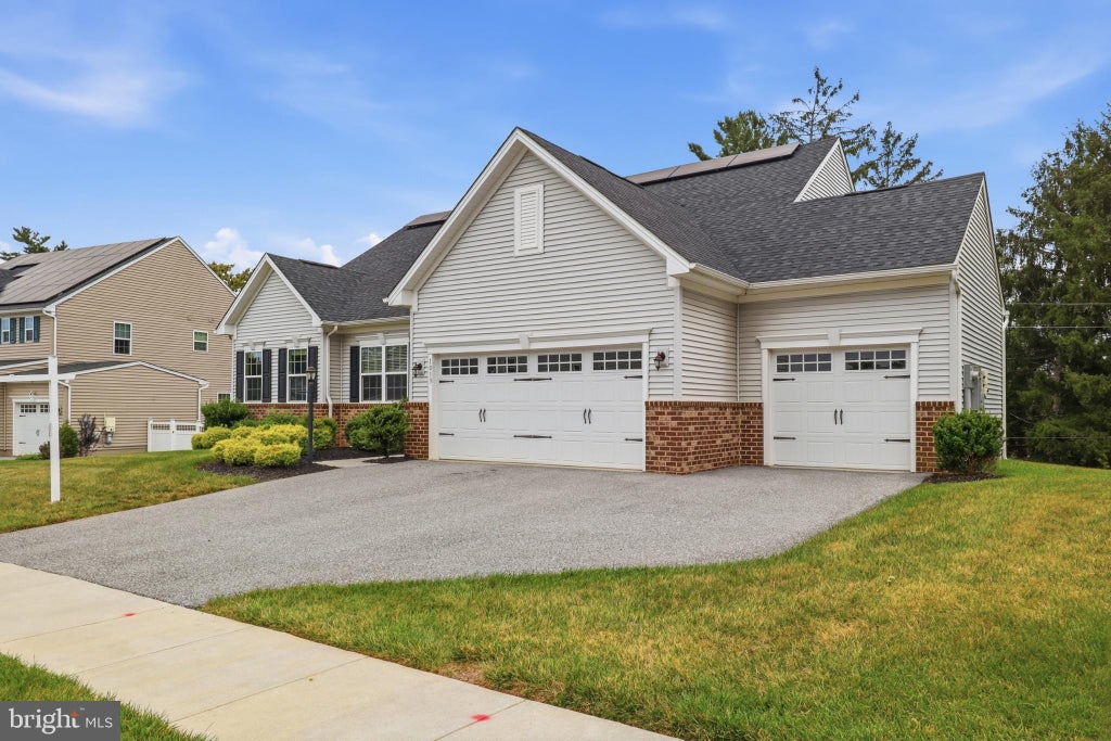 Photo of 1013 Pin Oak Lane, YORK, PA 17403 (MLS # PAYK2111220)