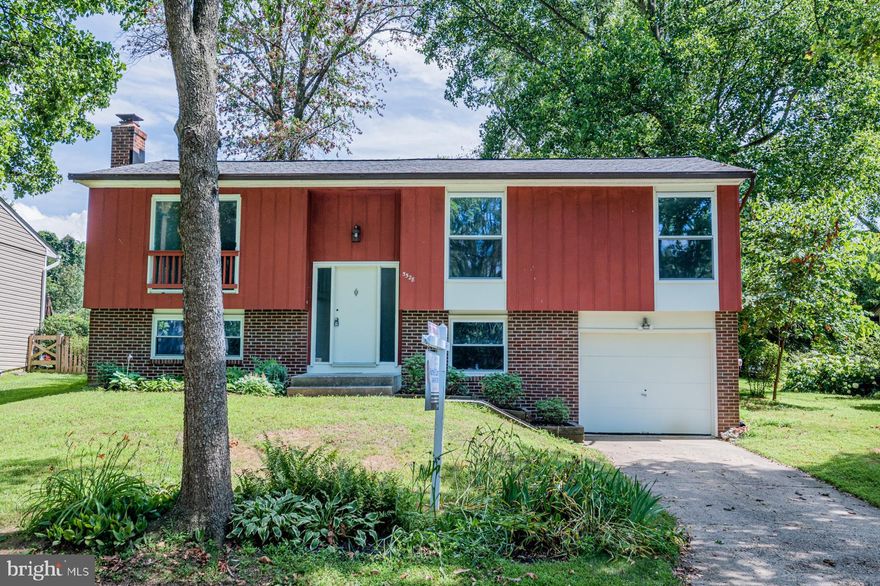 In the Heart of Columbia - Great location, just around the corner from Rte 29 and 175! 
3 bedrooms upstairs, 1 bedroom/office downstairs.  This home has a very nice yard for enjoying the outdoors and a large 3 tiered deck!

Home has a brand NEW Roof, NEW Carpet AND NEW Paint!  

You don't want to miss this one!

Presentation of offers at 5pm on Monday the 19th.