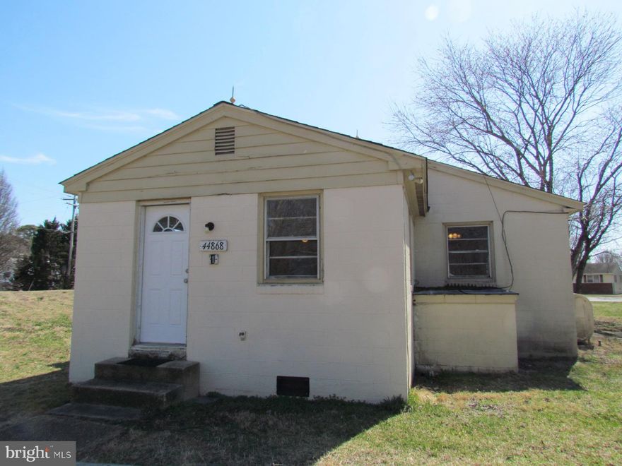 Small duplex apartment with Living Room, Den/Study, laundry room, eat-in kitchen, one bath and two bedrooms. Max two occupants. No pets allowed. Still waiting on a few repairs, but available for occupancy.
Looking for goo credit and background check. Off street parking. Total of four apartments in two building with two units per building. Freshly painted and new carpets.