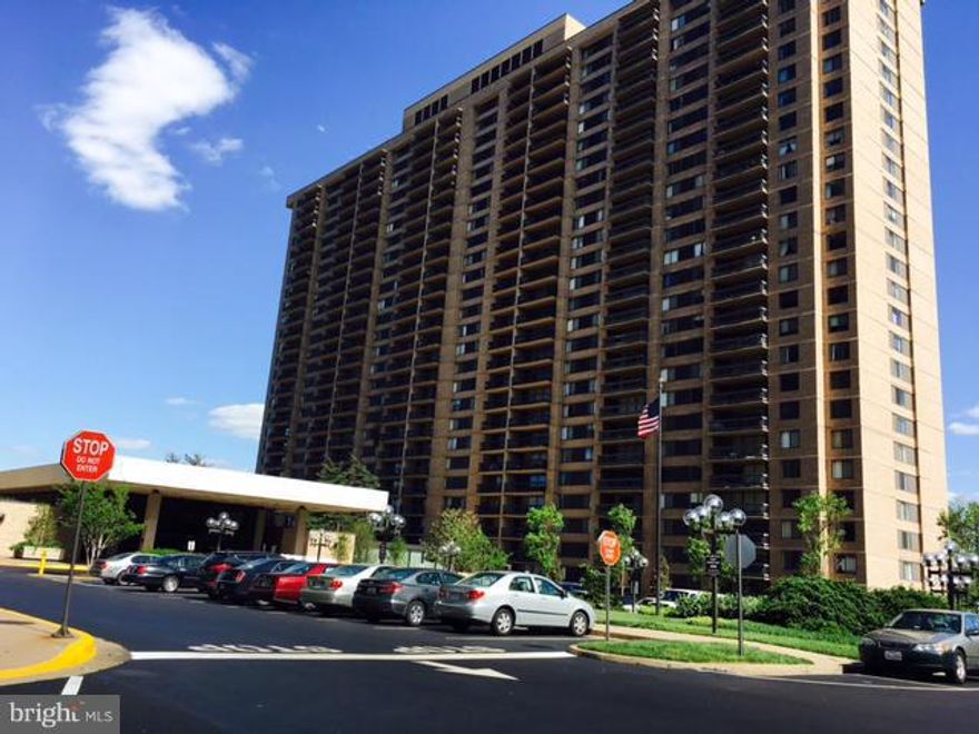 UPGRADED 2BR & DEN/2BA CORNER UNIT * NEW ENGINEER WOOD FLOORING * FANTASTIC VIEW OF WASHINGTON AND ITS MONUMENTS * ENJOY 4th  OF JULY FIREWORKS FROM LARGE BALCONY * FULL SIZE W/D * GARAGE PARKING * RENT INCLUDES ALL UTILITIES EXCEPT PHONE * 24-HR DESK * EXERCISE & PARTY ROOMS * METRO BUS STOP AT THE DOOR * MINUTES TO SHOPPING, RESTAURANTS , REAGAN NATIONAL AIRPORT & OLD TOWN ALEXANDRIA *