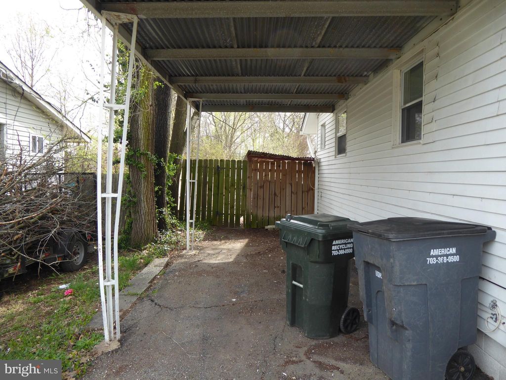 Photo of 903 Regency Road, WOODBRIDGE, VA 22191 (MLS # VAPW2104256)