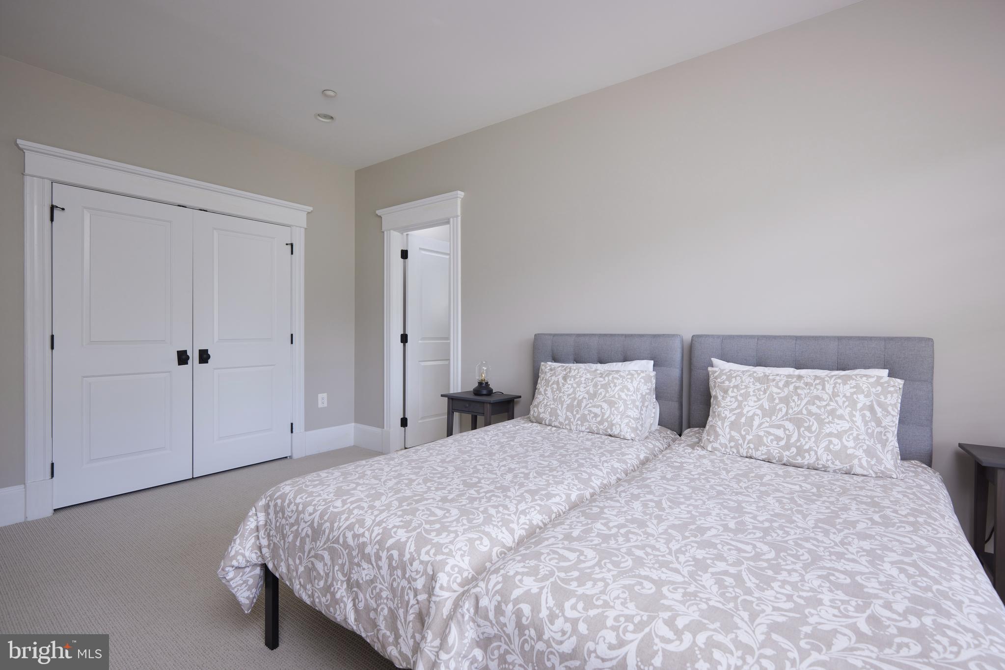 ENGLISH VILLAGE - Residential