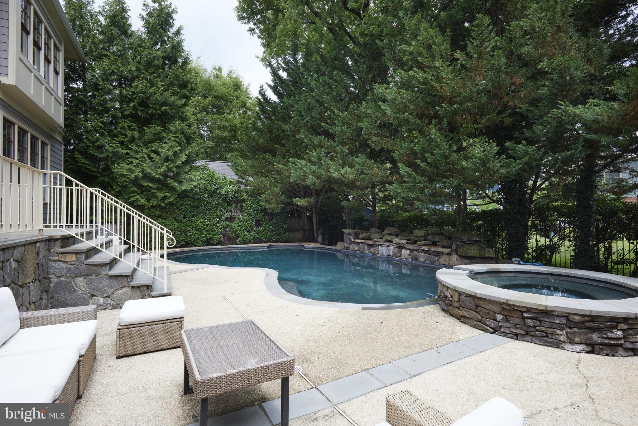 ENGLISH VILLAGE - Residential