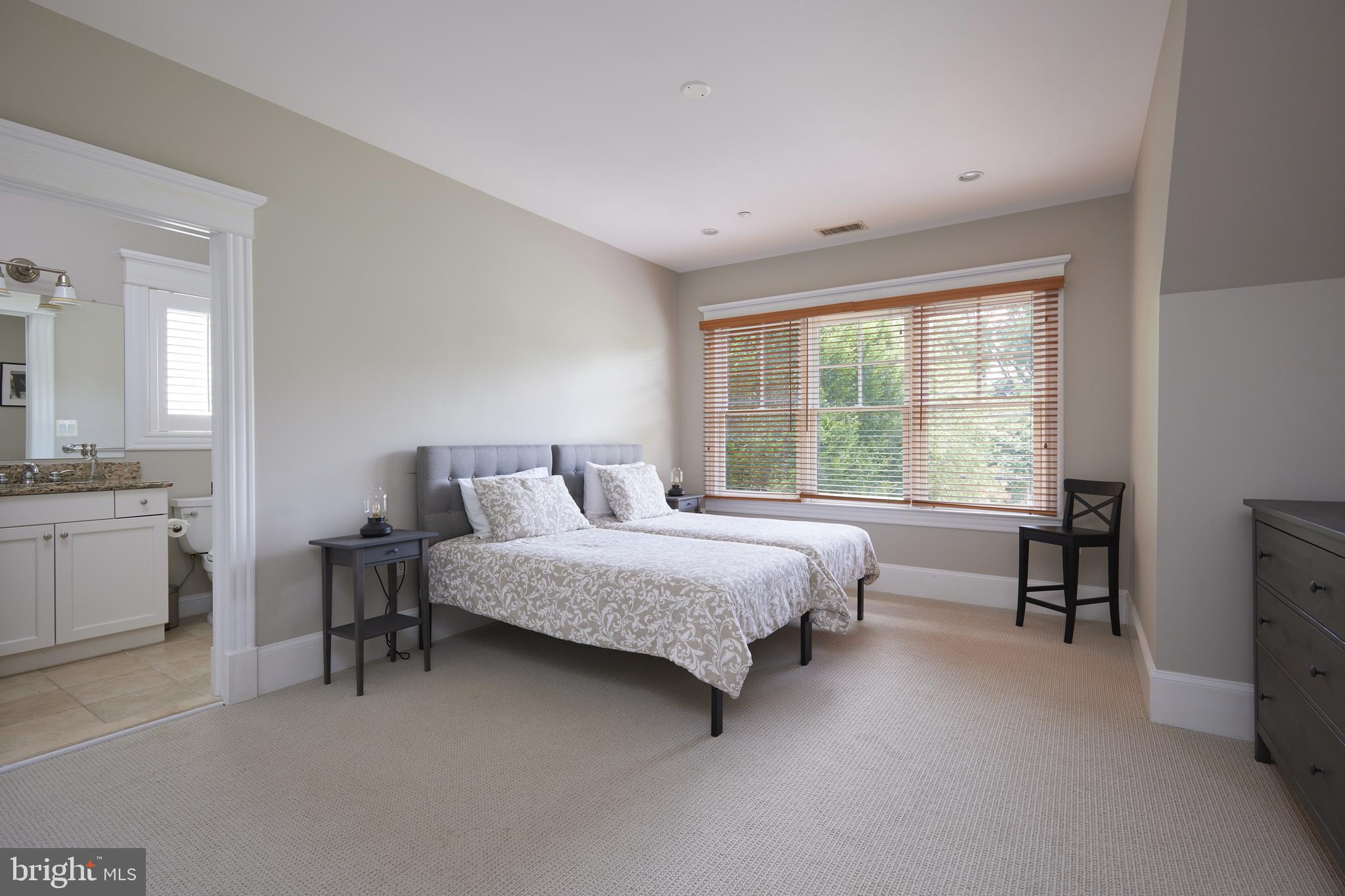 ENGLISH VILLAGE - Residential