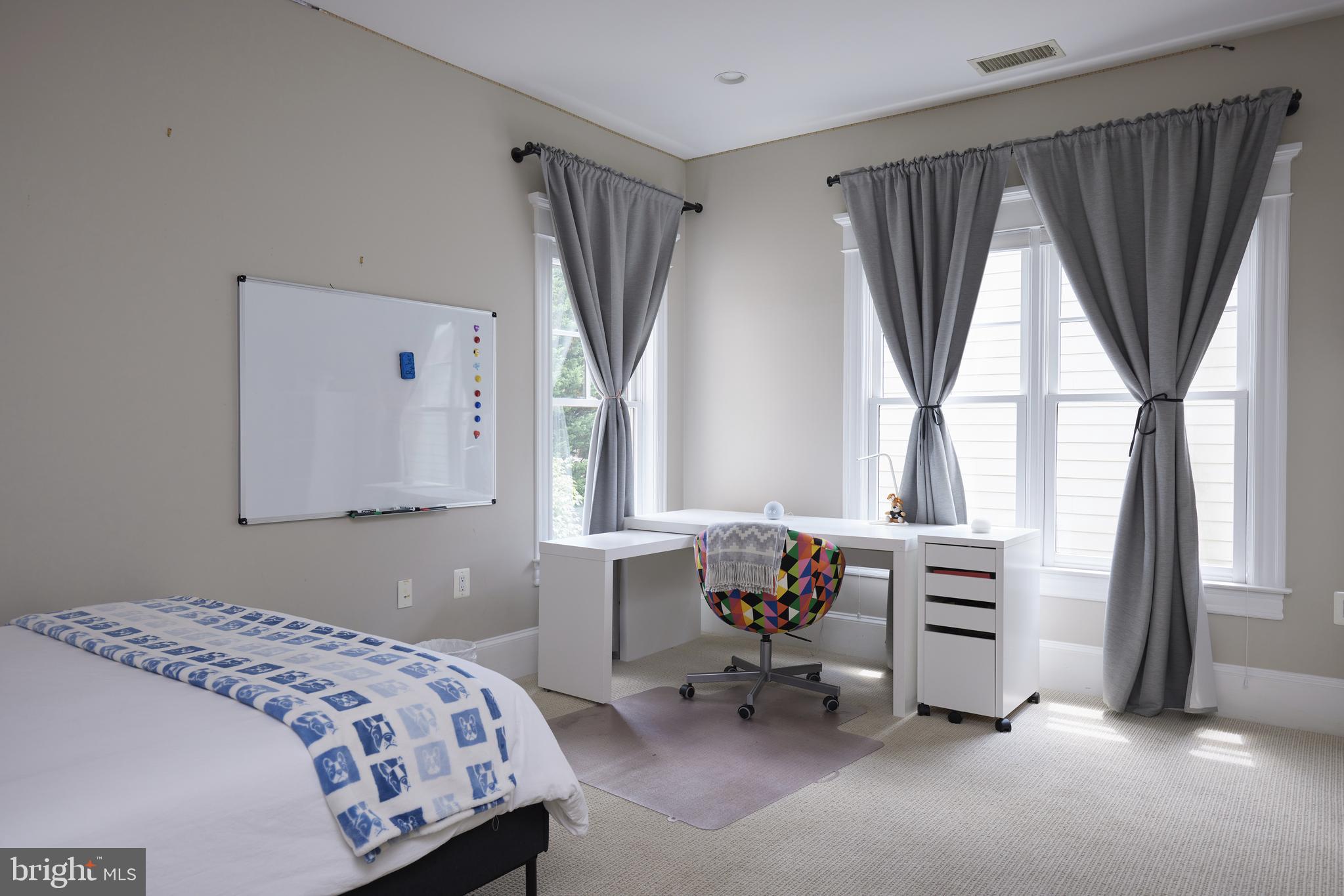 ENGLISH VILLAGE - Residential