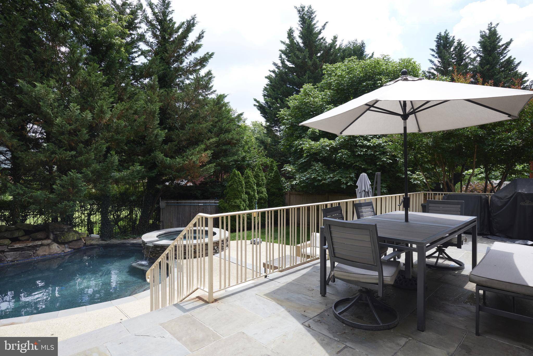 ENGLISH VILLAGE - Residential