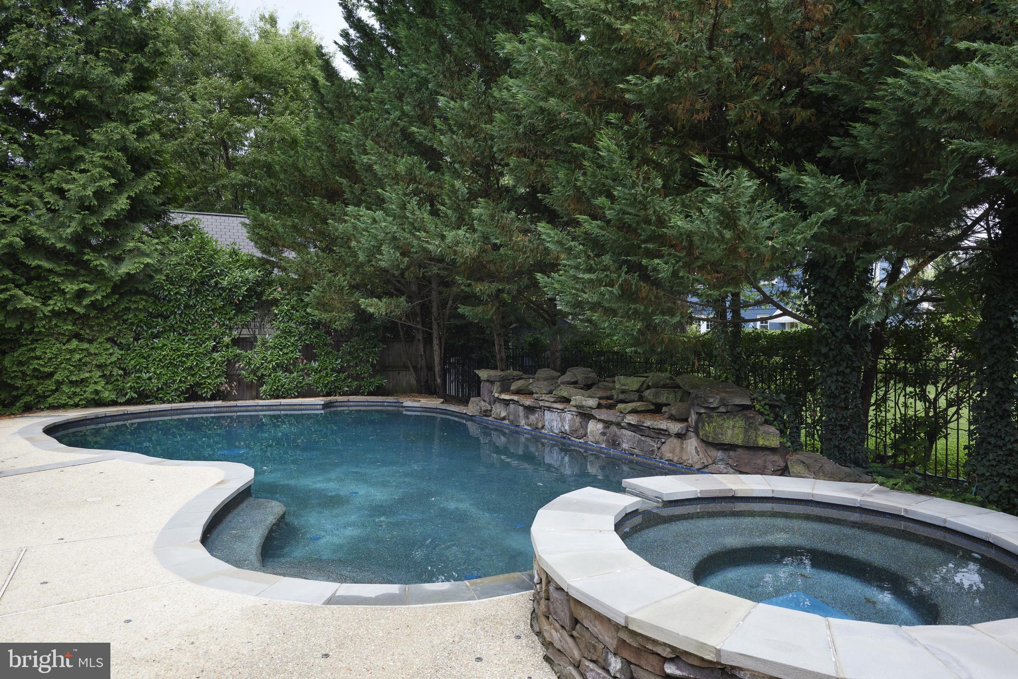 ENGLISH VILLAGE - Residential