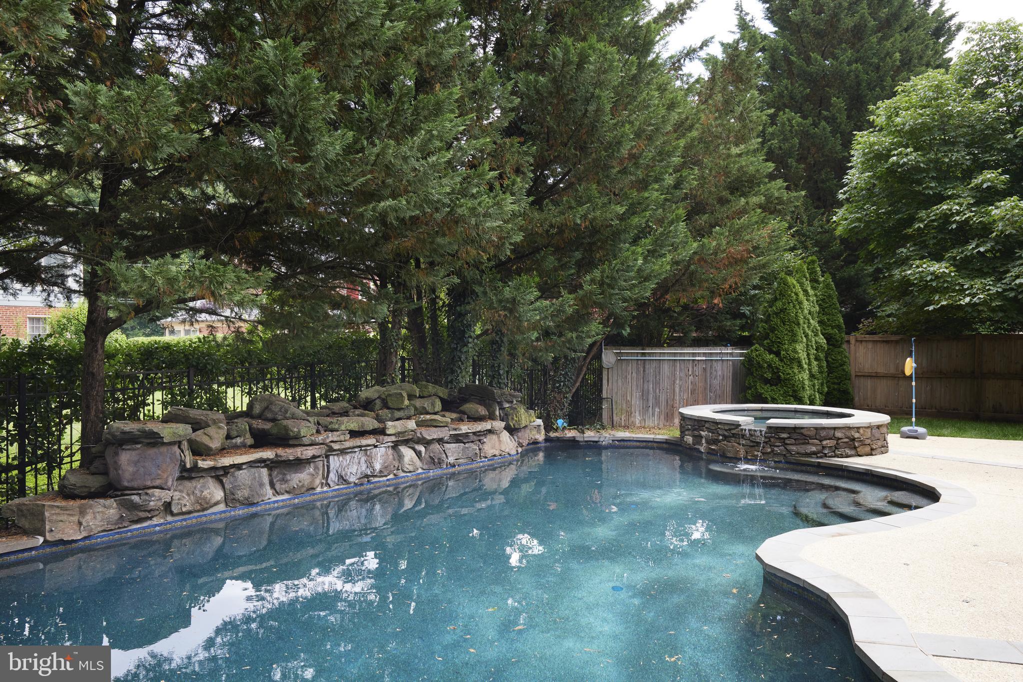 ENGLISH VILLAGE - Residential