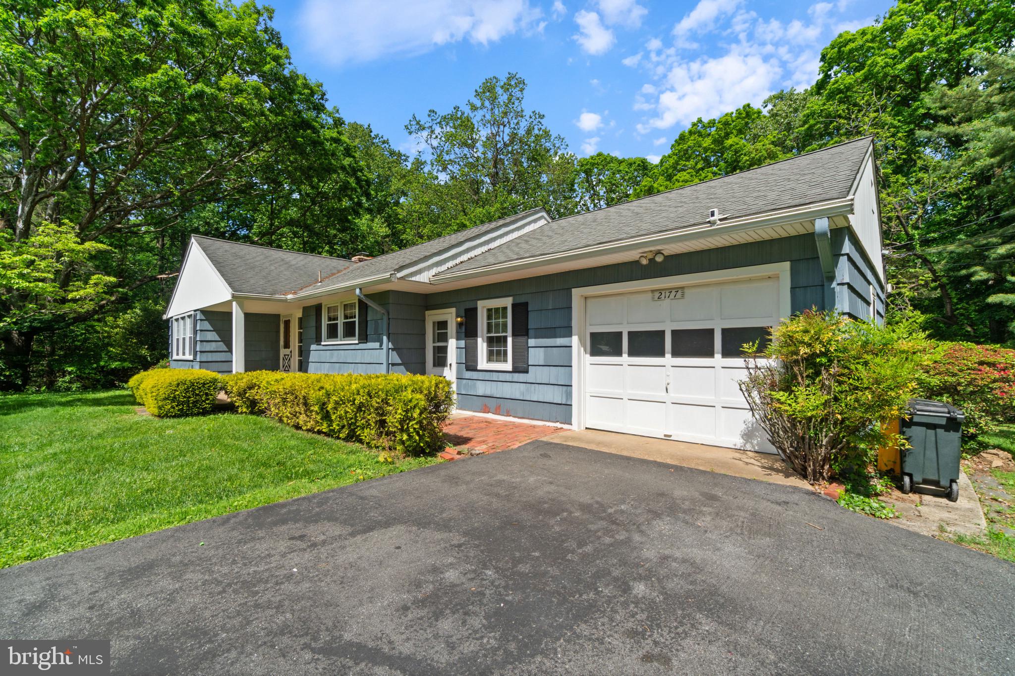 ROLLING KNOLLS - Residential