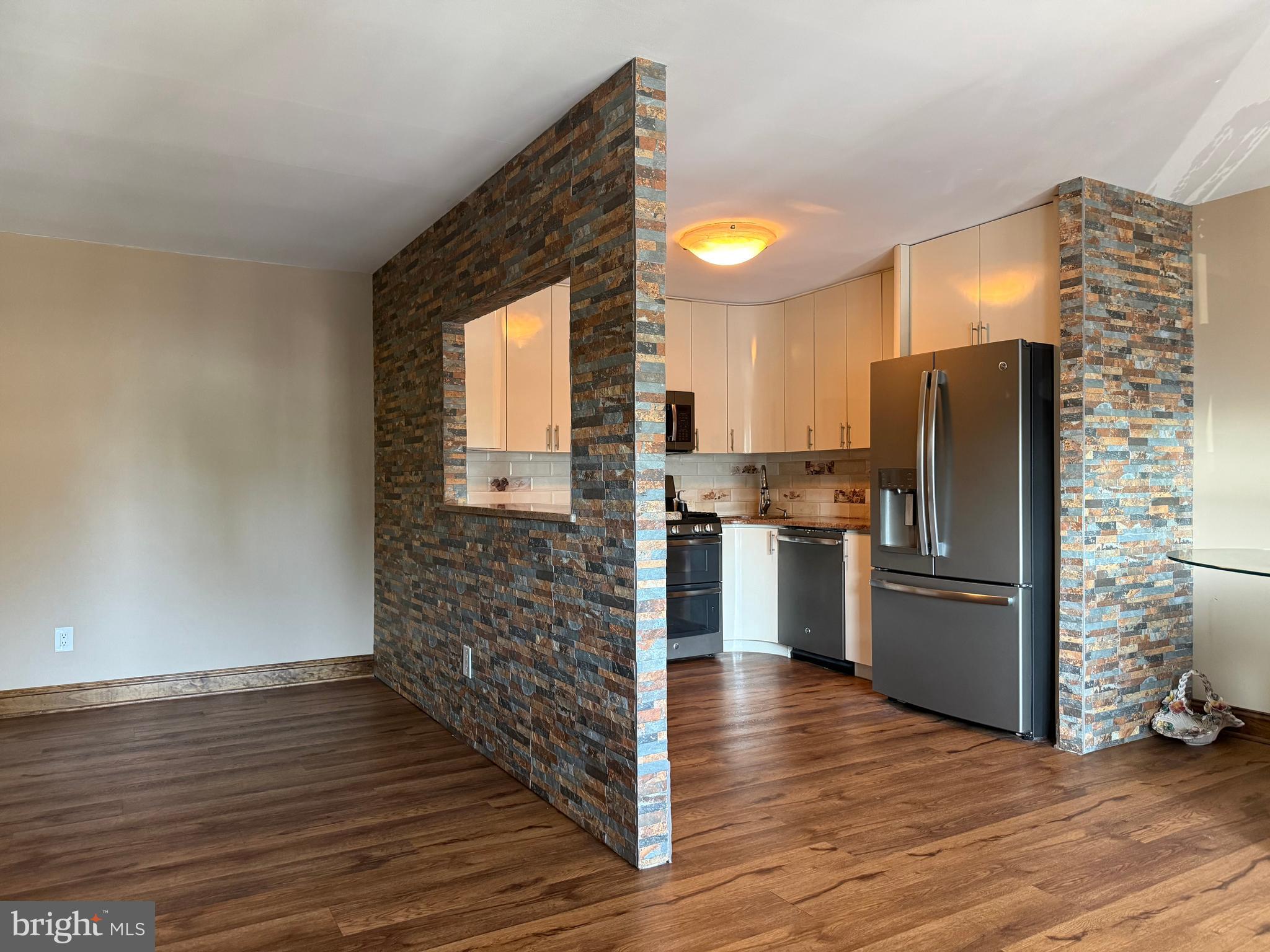 809 RED LION ROAD B16