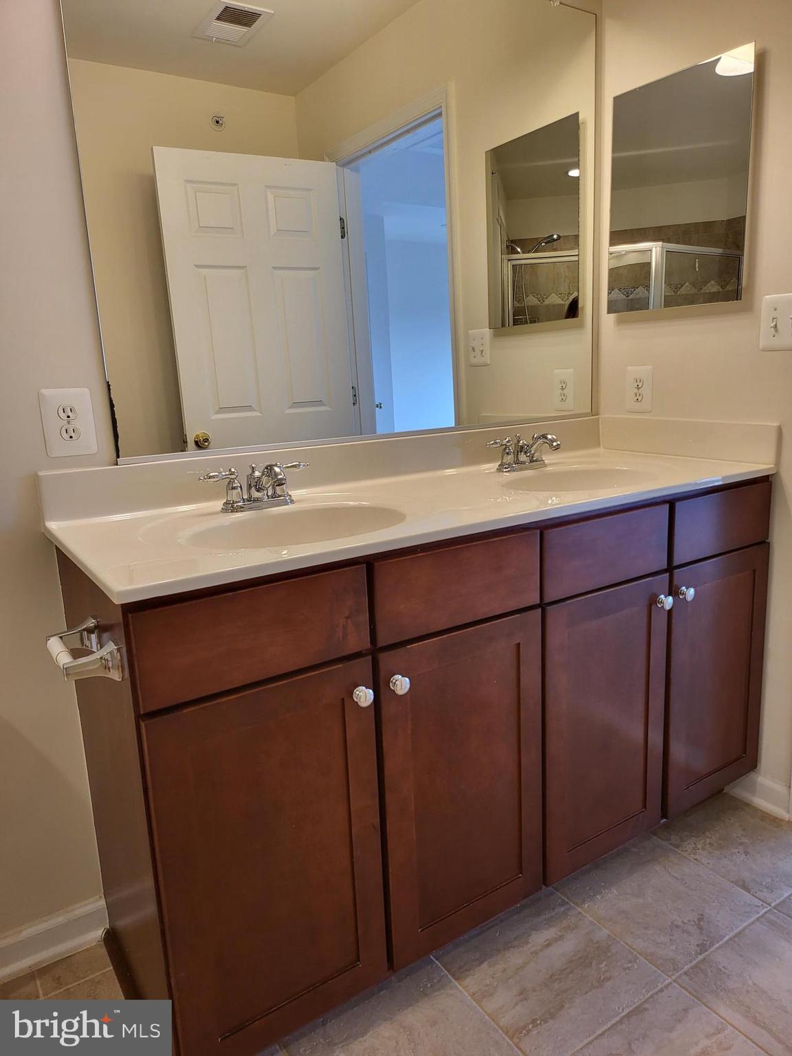 CENTREVILLE CROSSING - Residential Lease