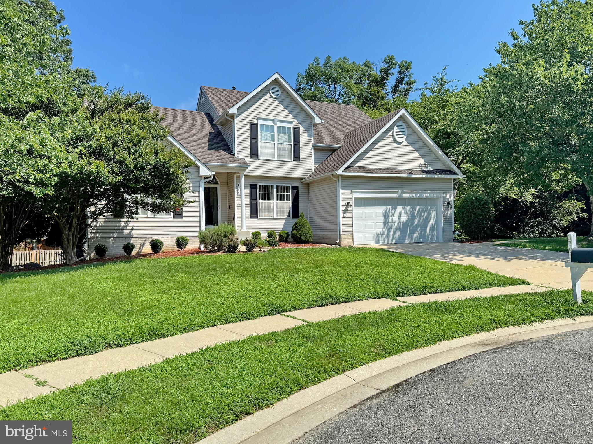 This is a BASEMENT APARTMENT!!! Flat fee of $200 per month for utilities
2 Large bedrooms, open area living dinning area,
full size washer and dryer in unit. Must enter from the side/back of the house