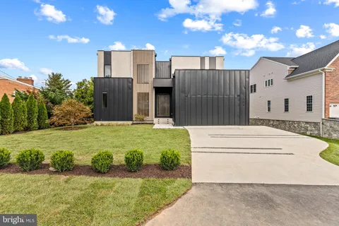7216 Davis Court, McLean, VA MLS: VAFX2203090