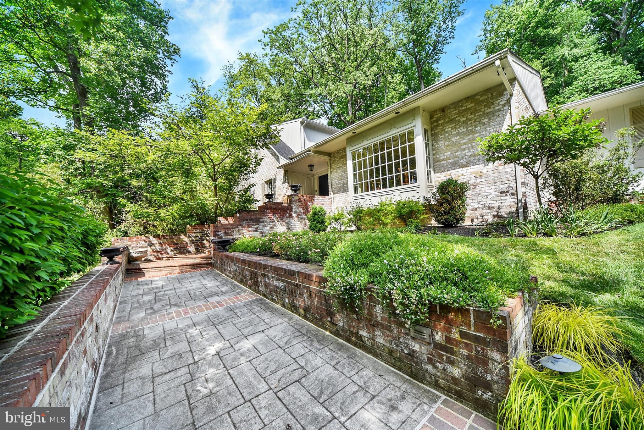 11 CAVESWOOD LANE