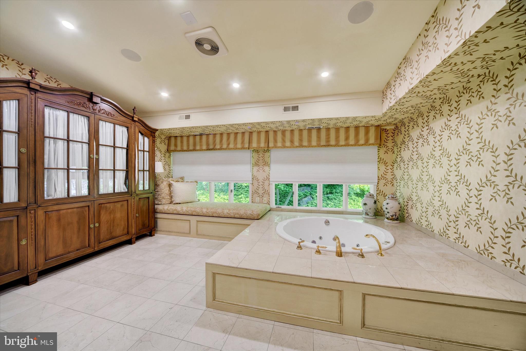 CAVESWOOD - Residential