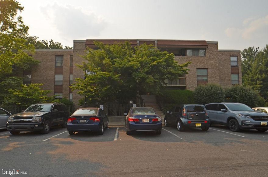 3 br 2 ba condo with large living room, Dining room, family room/den off kitchen, Balcony that overlooks treed area for those relaxing evenings. Located close to shopping, public transportation, library and schools. Master bedroon has large walk in closet and addition large closet area. Building entrance is secured, ample parking. Condo fee includes water and community ammentities. Sellers have opened title with Jacquies Title group.