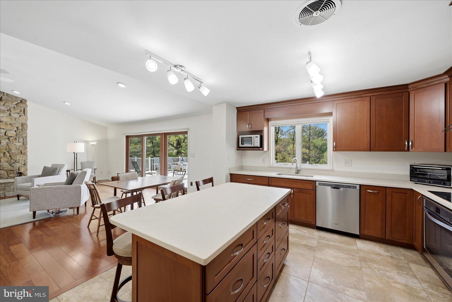 LAKE SERENE - Residential
