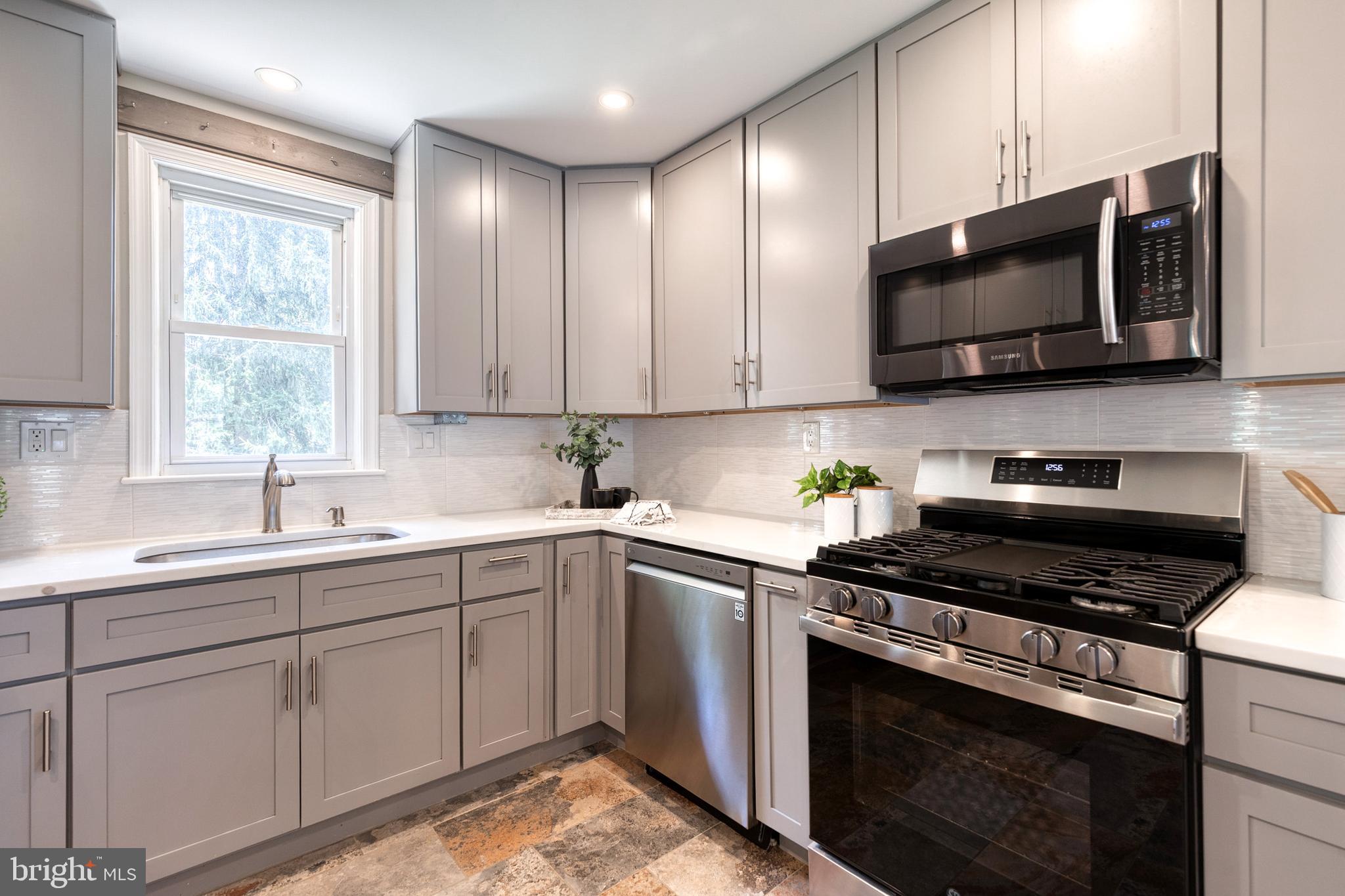 COLONIAL GARDENS - Residential