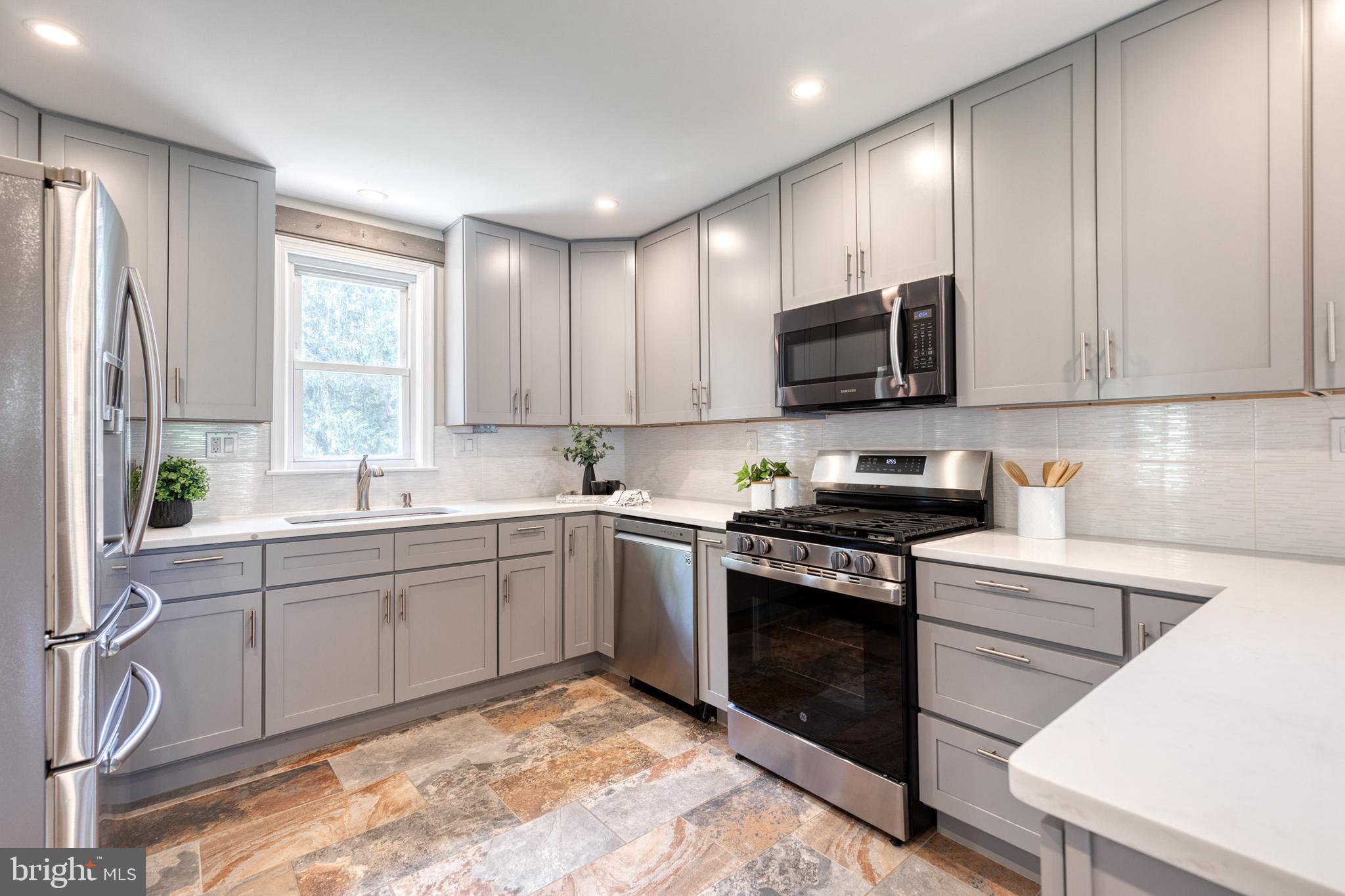 COLONIAL GARDENS - Residential