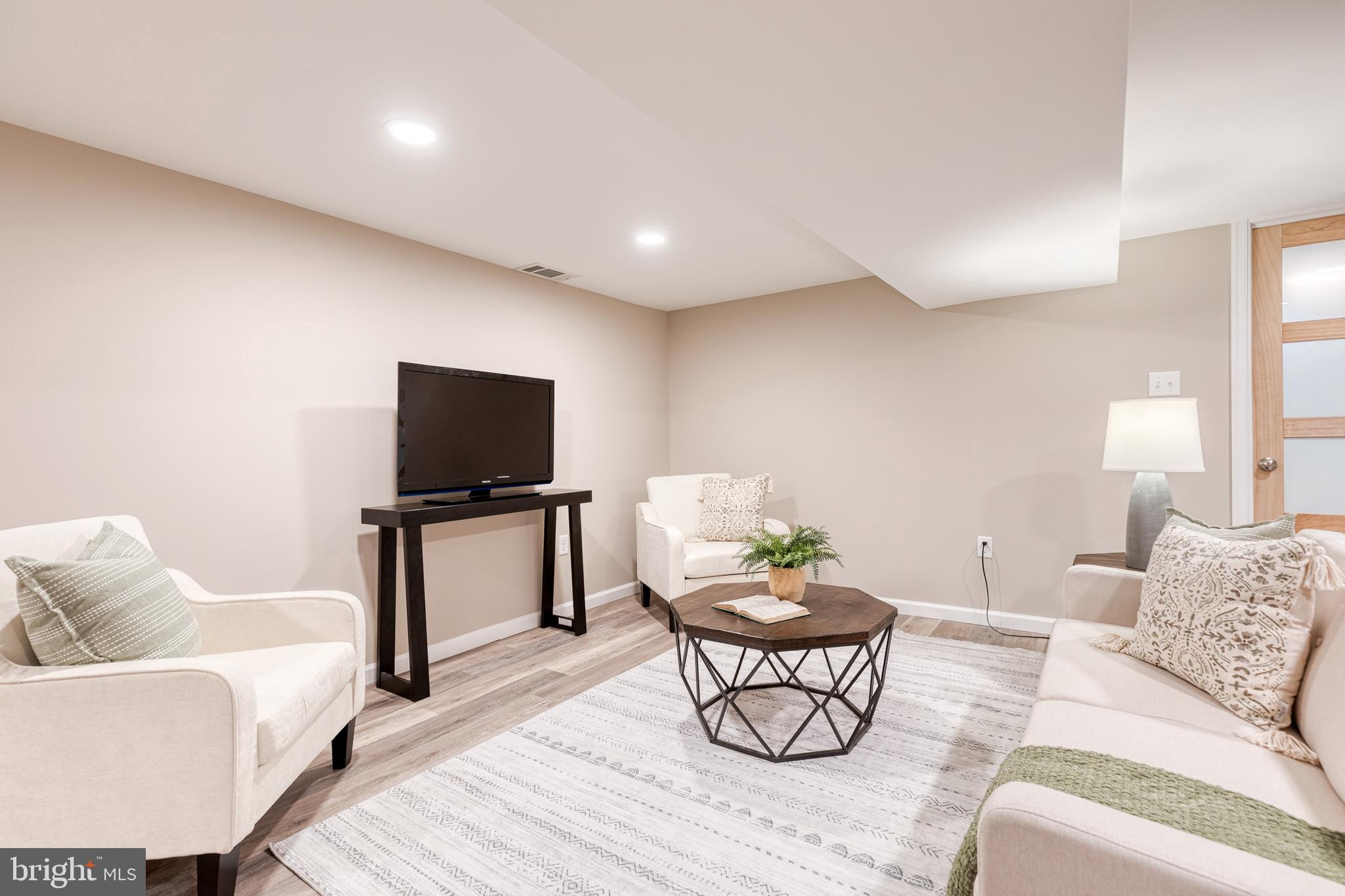 COLONIAL GARDENS - Residential