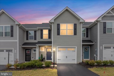 Townhouse For Sale - 130 Calais Place<br/> HEDGESVILLE, WV 25427