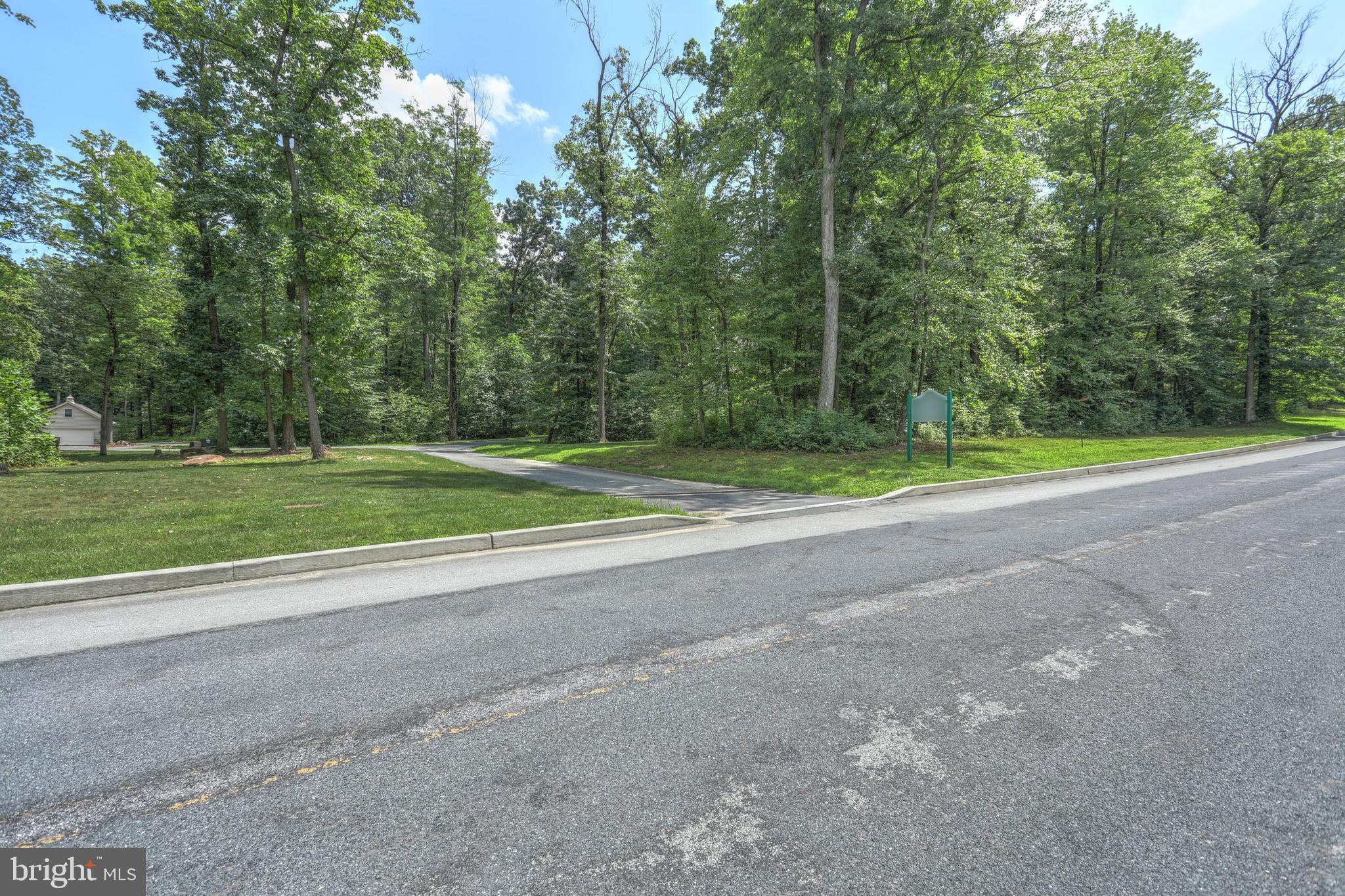 HERITAGE WOODS - Land