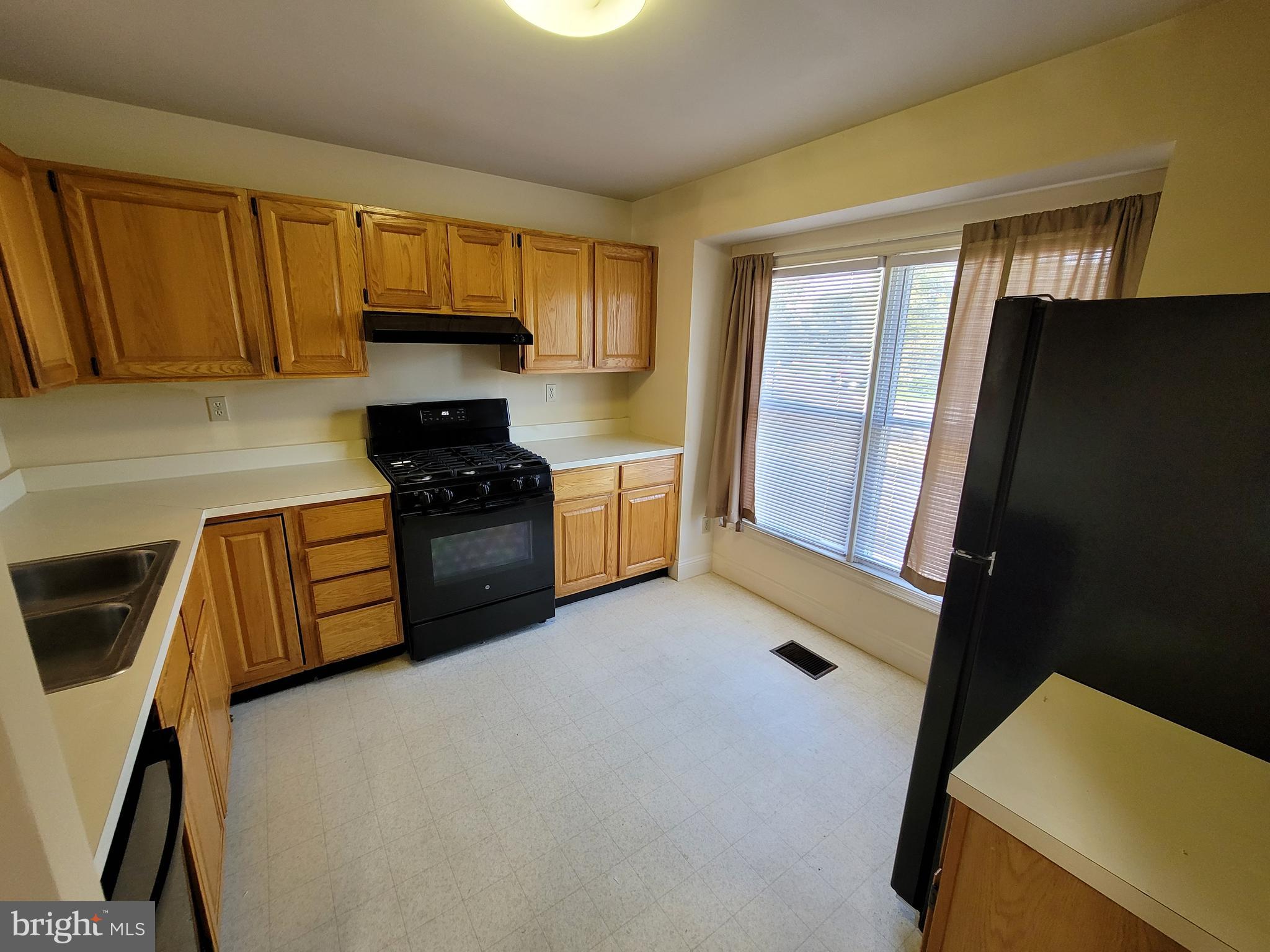 LAKEWOOD ESTATES - Residential Lease