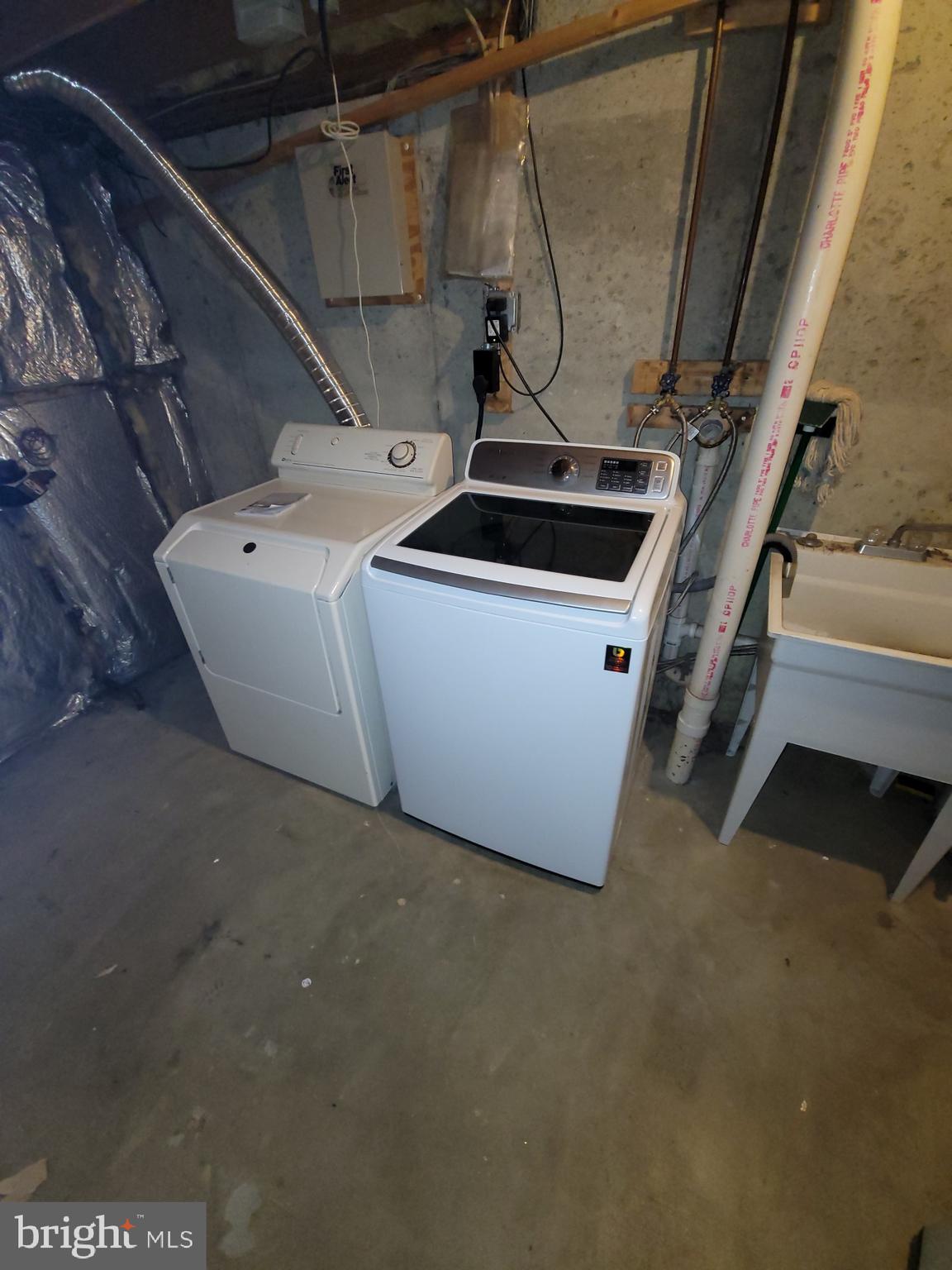 LAKEWOOD ESTATES - Residential Lease