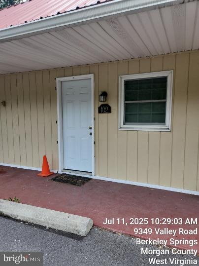 Nice efficiency unit in Berkeley Springs features open room, kitchenette with refrigerator and microwave, bathroom and parking. Pets allowed on case by case basis.