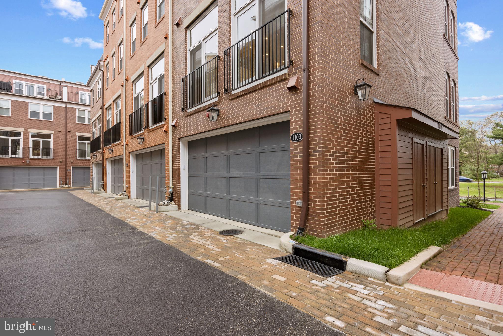 THE TOWNS AT ABINGDON PLACE - Residential