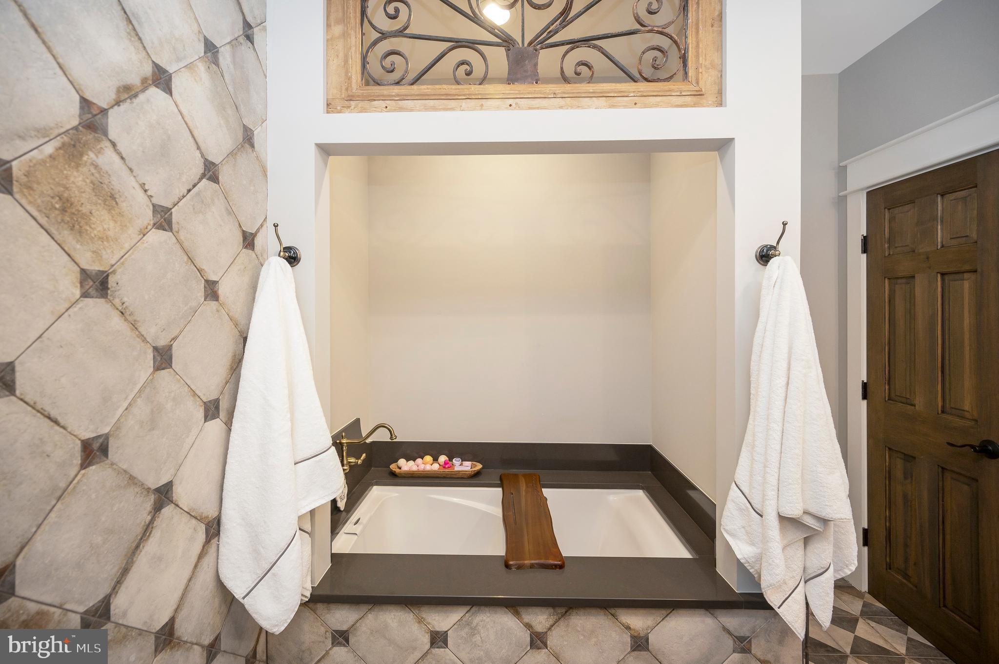 LAKE JACKSON SHORES - Residential