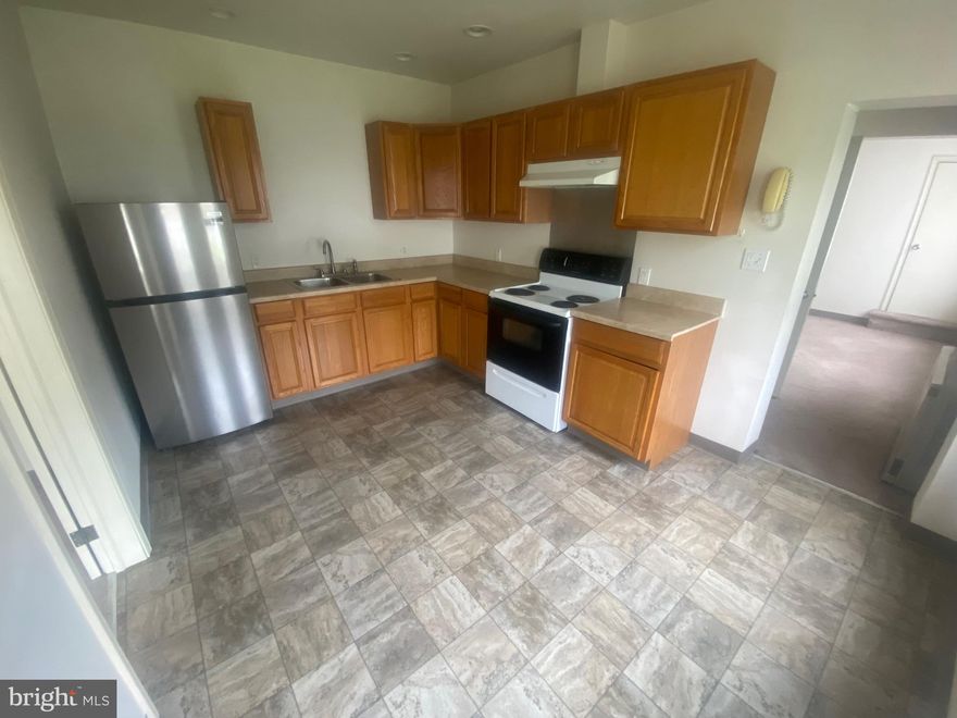 Spacious 1 bed, 1 bath in South Wilkes-Barre.   This apartment has been freshly painted.  Features a walk in closet, oak cabinets, and on site washer and dryer! 

Landlord requires credit 580+, and income at least 2.5x the monthly rent.  Requires First months rent, and security deposit